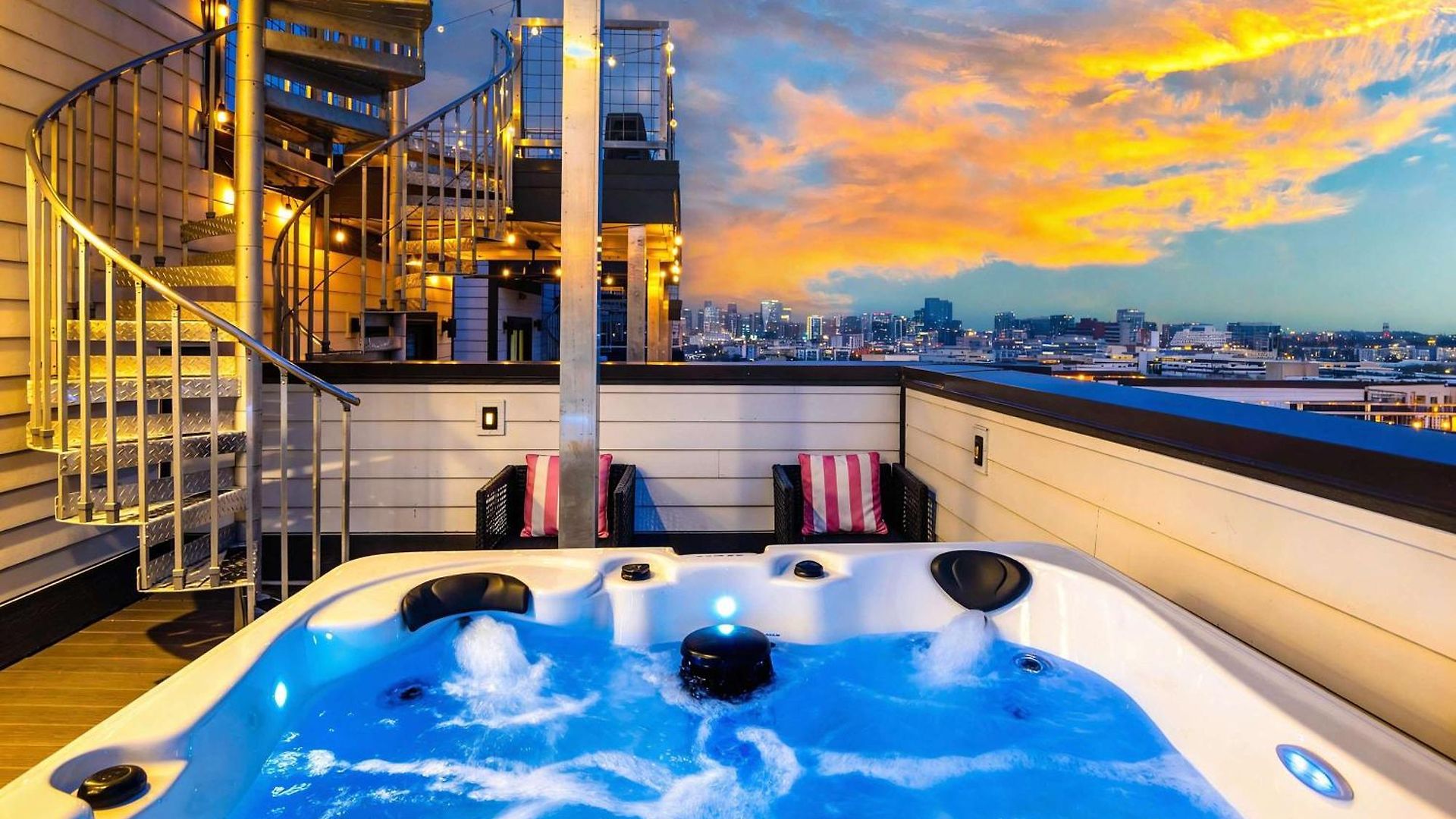 Luxury Retreat: Rooftop Hot Tub Double Deck & Game Nashville