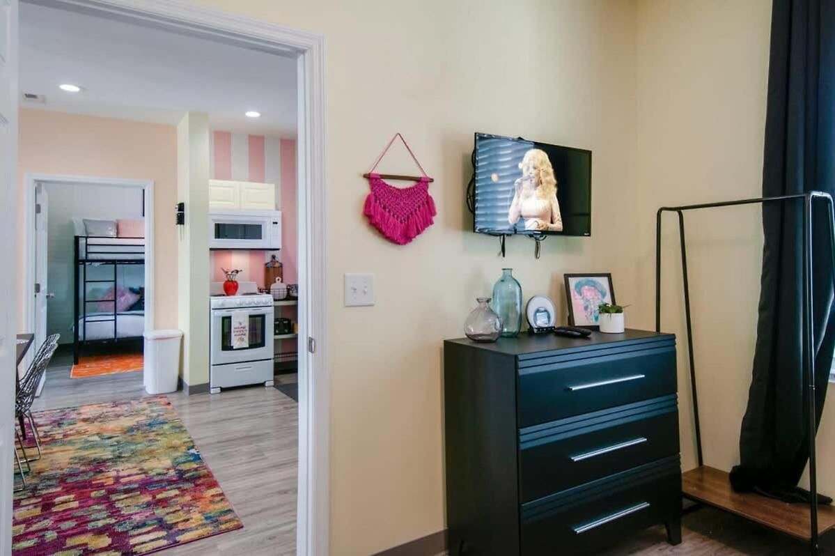 New 4 Bedroom Near Dt Walk To Restaurants *