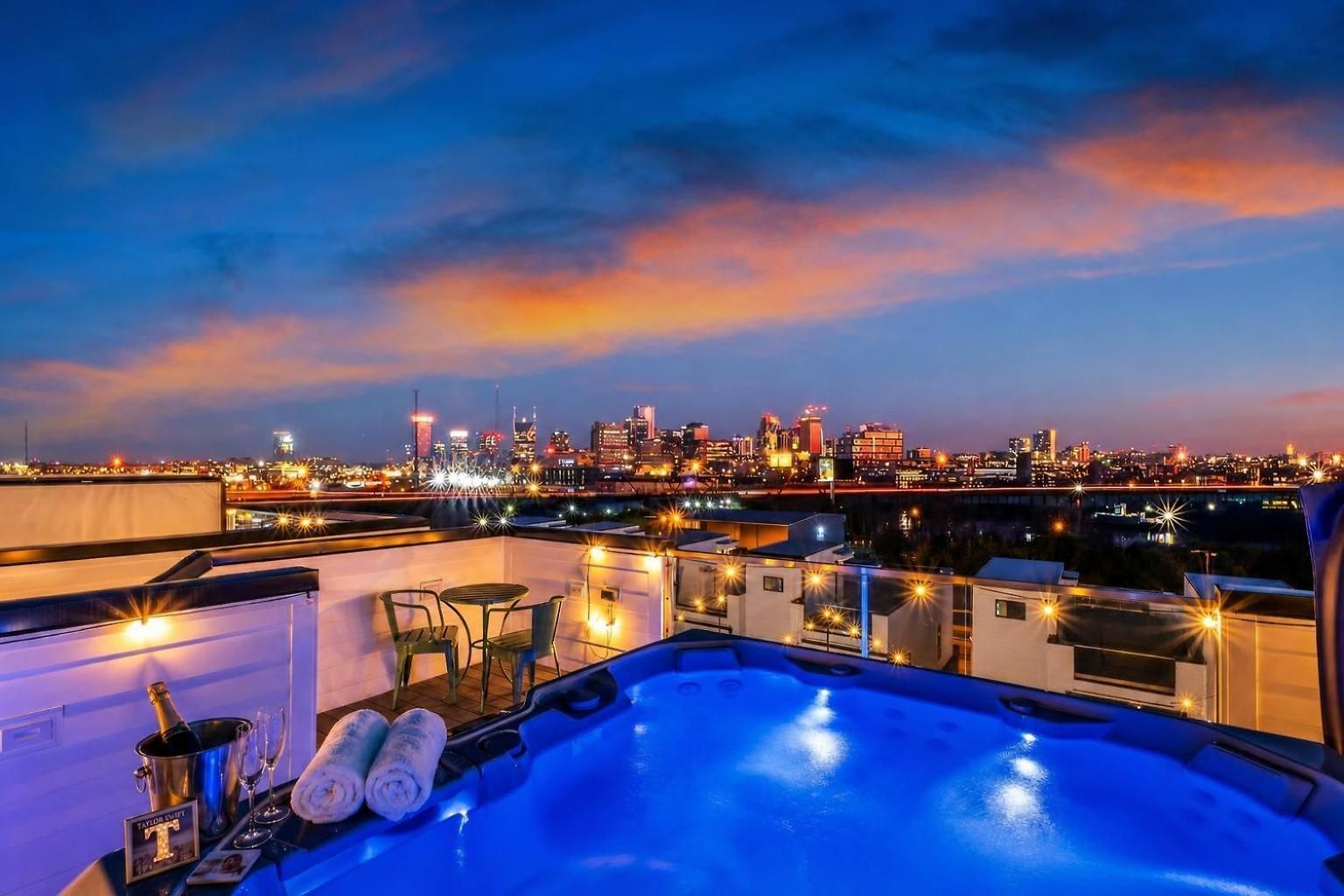 New Nash Eras - Rooftop Decks With Hot Tub - 15 Beds Nashville