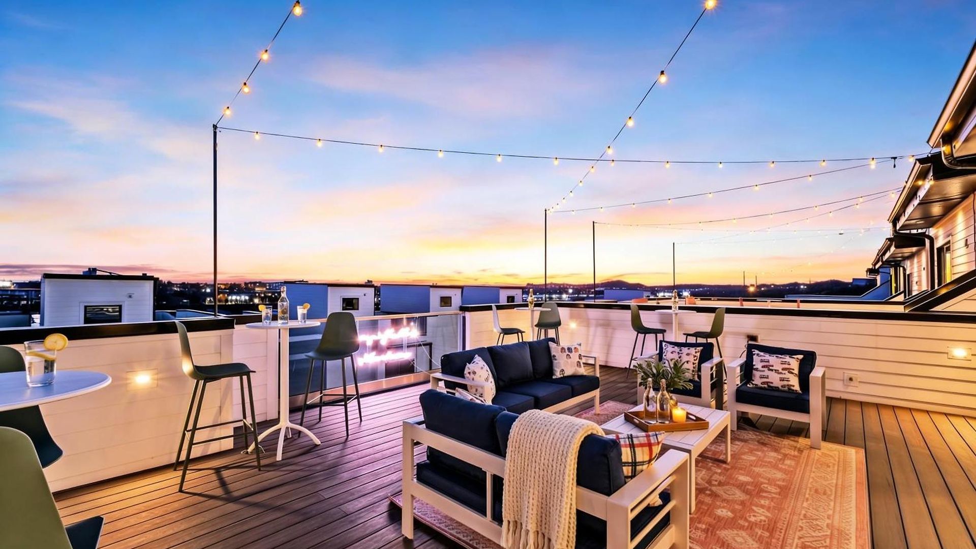 New Nash Eras - 15 Beds - Hot Tub On Rooftop Deck Holiday home *