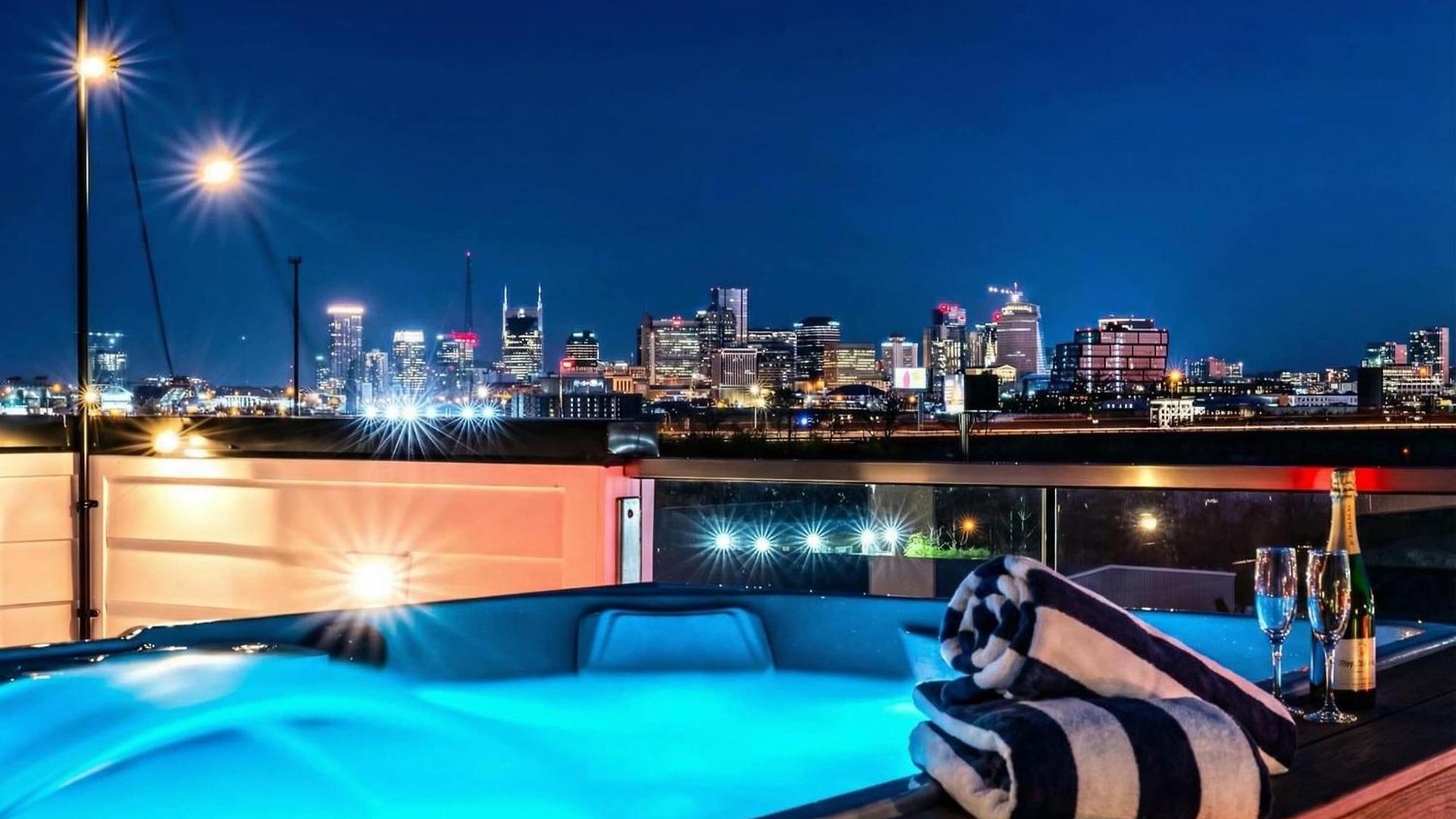 New We Roll Rooftop - Hot Tub With Views - 13 Beds