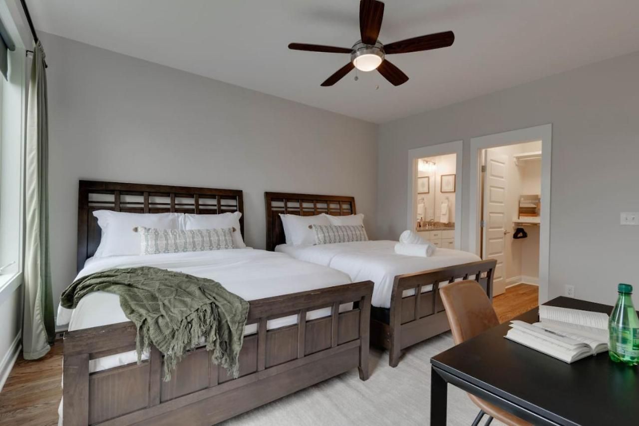 Unforgettable Townhome-close To Broadway-10 Beds! Holiday home