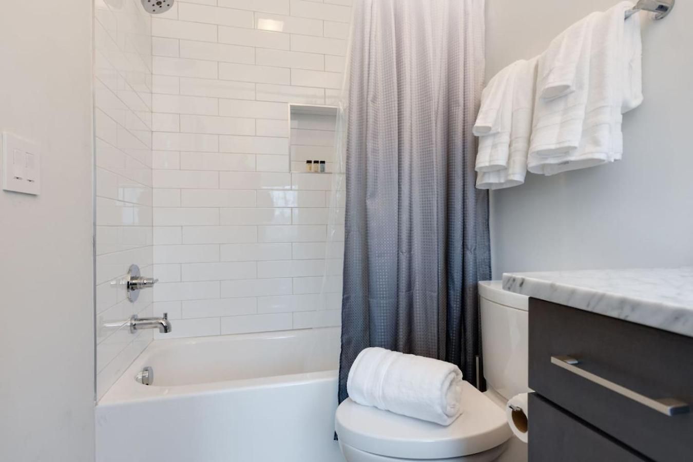 Holiday home Beautiful 3 Bedroom! Near Broadway-12th S-gulch *