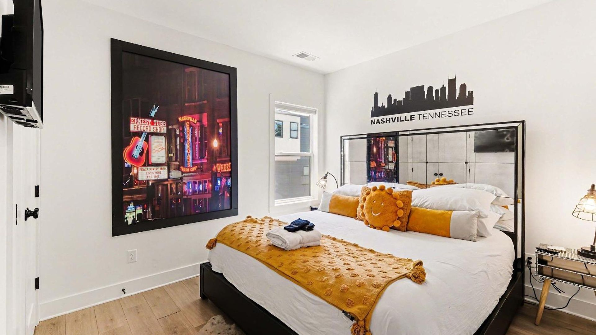 Beautiful Balcony Sleeps 12 4 Miles From Broadway