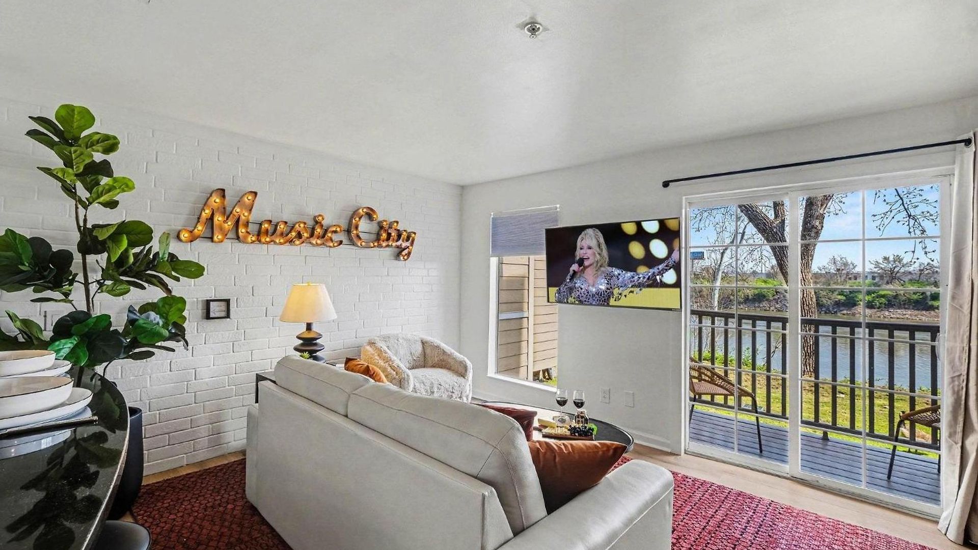 - 914 1st Ave N