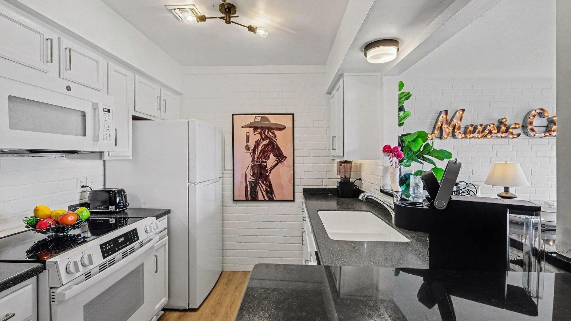 - 914 1st Ave N *