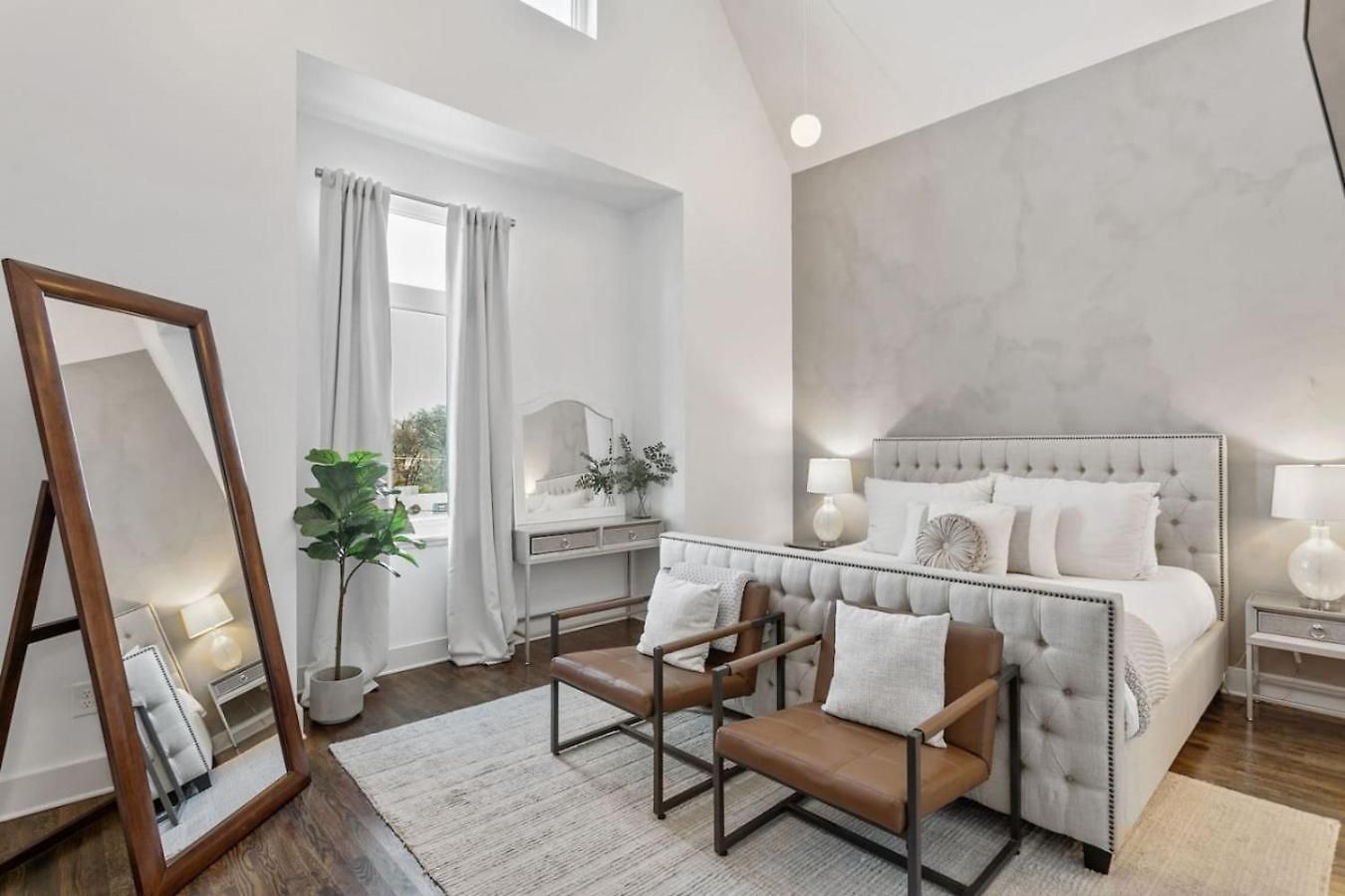 East Nash 3Br/3.5Ba | Rooftop Fire Pit + Views Holiday home