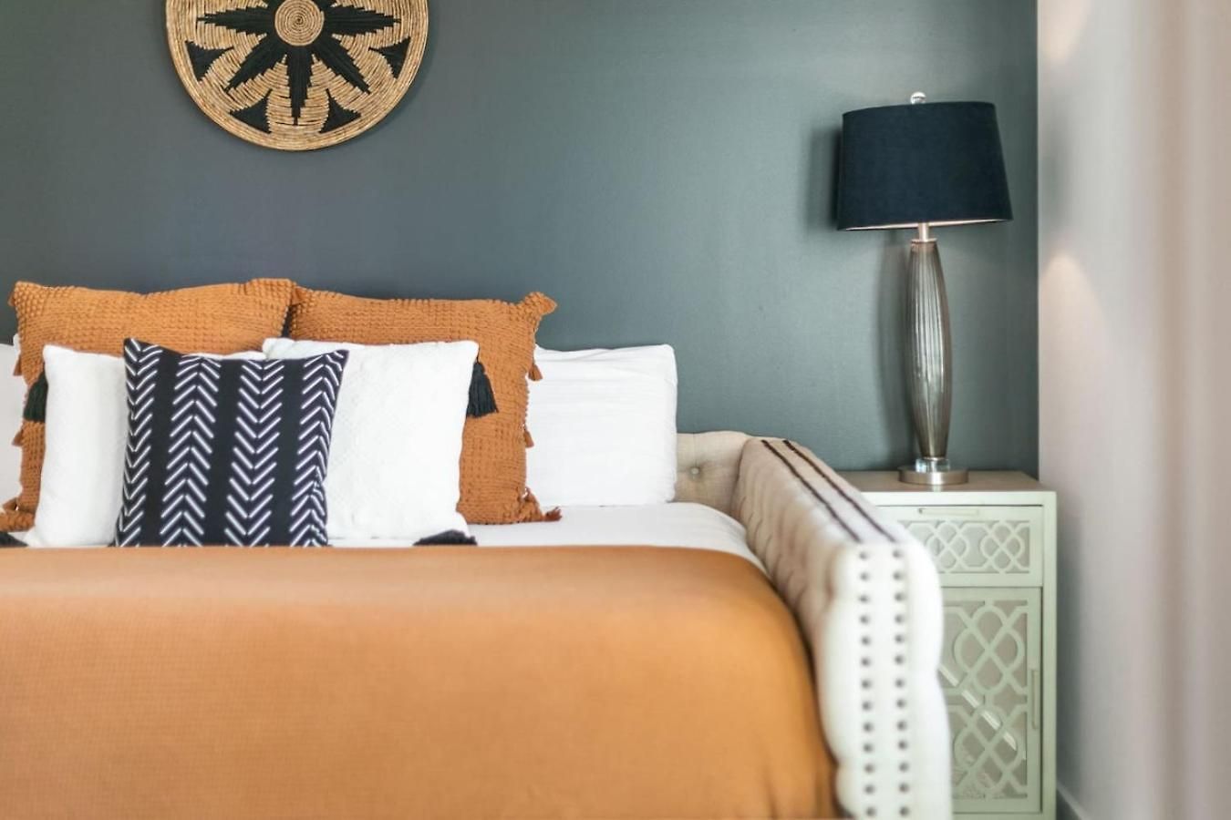 East Nash 3Br/3.5Ba | Rooftop Fire Pit + Views Holiday home *