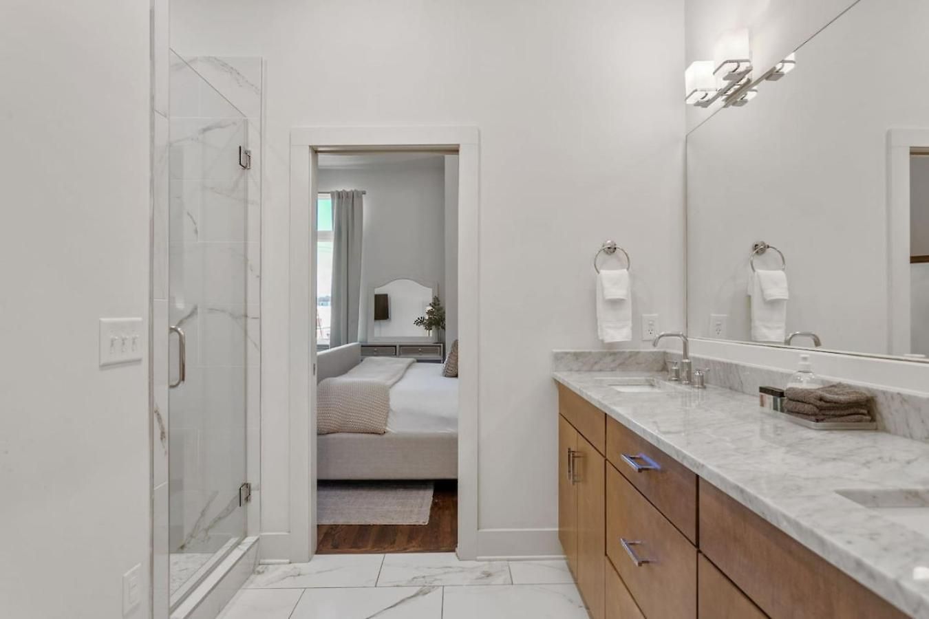 East Nash 3Br/3.5Ba | Rooftop Fire Pit + Views Holiday home