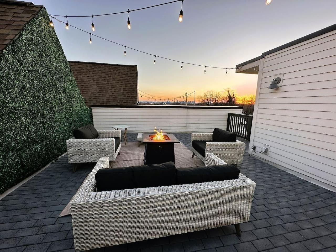 Holiday home East Nash 3Br/3.5Ba | Rooftop Fire Pit + Views