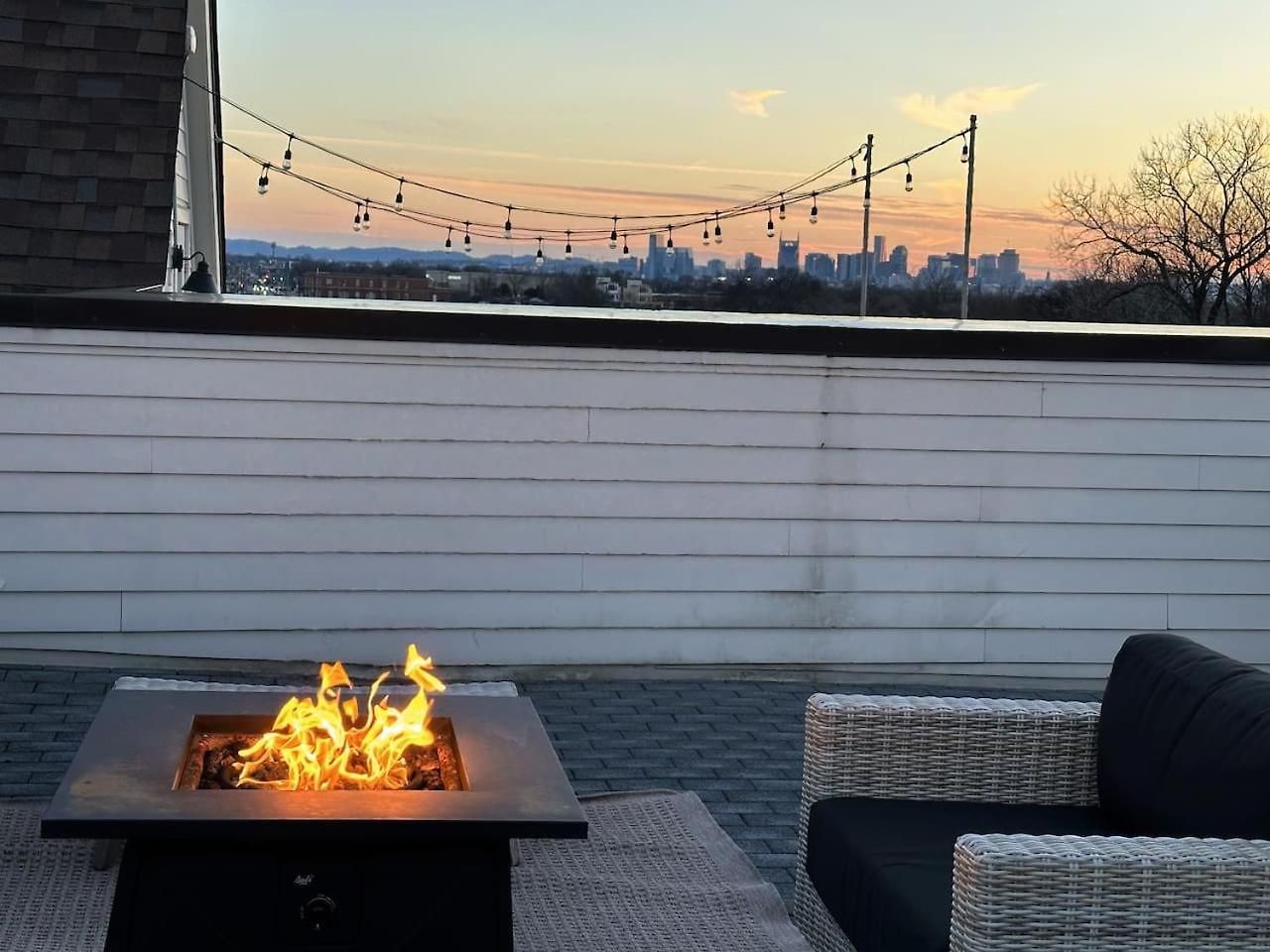 East Nash 3Br/3.5Ba | Rooftop Fire Pit + Views Holiday home *