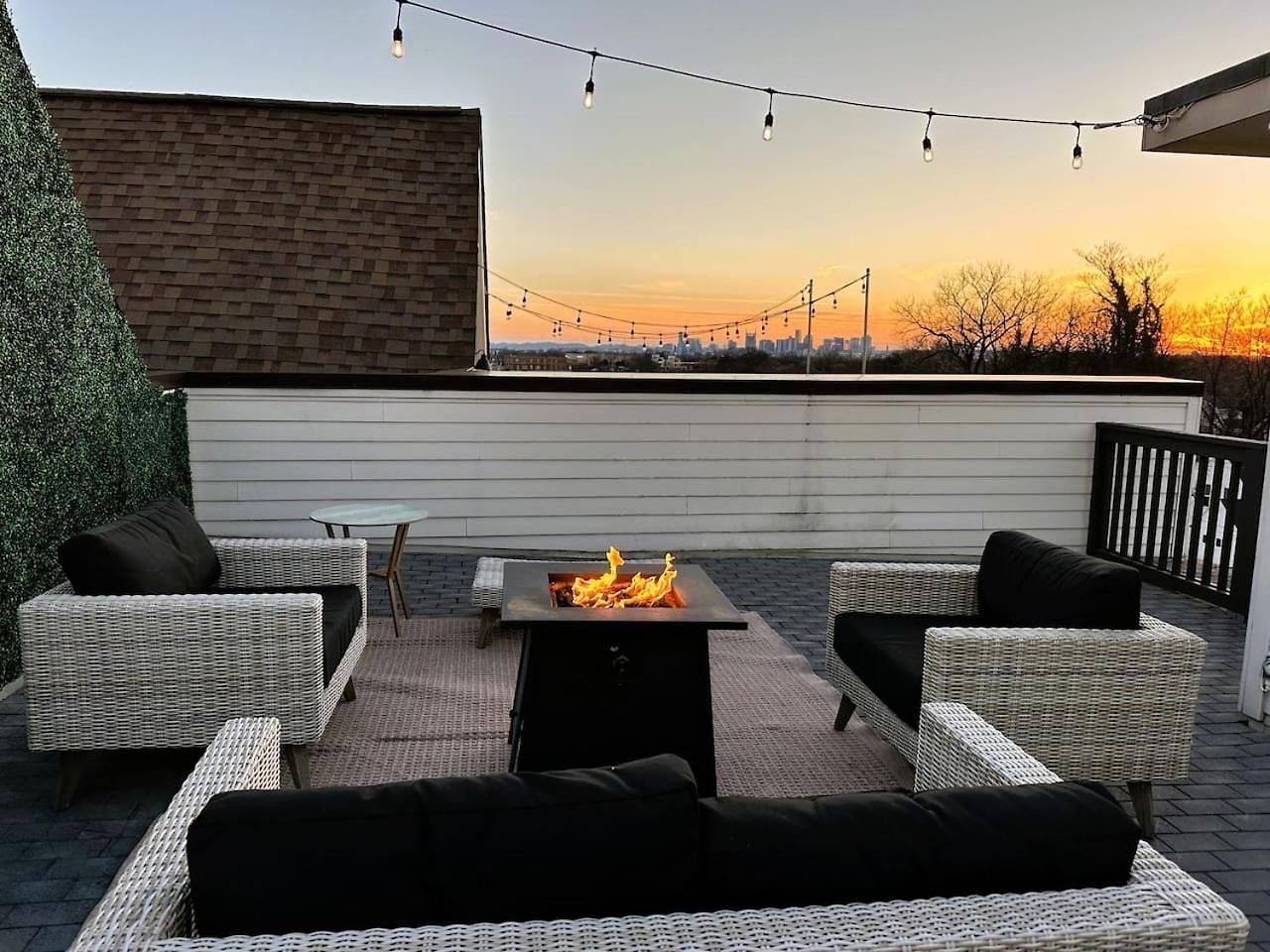 East Nash 3Br/3.5Ba | Rooftop Fire Pit + Views