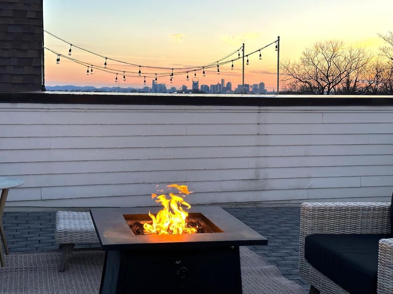 East Nash 3Br/3.5Ba | Rooftop Fire Pit + Views Holiday home *