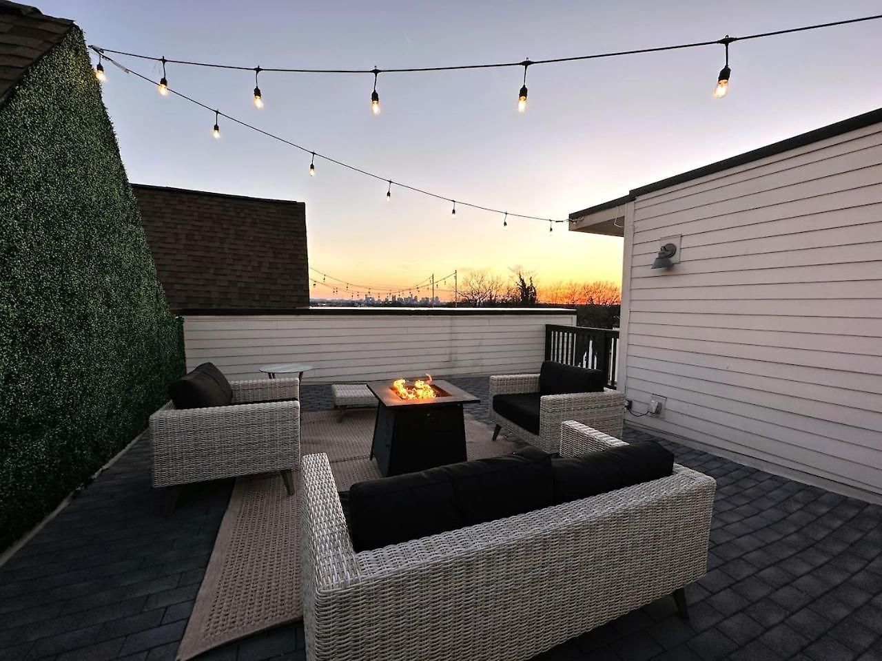 Holiday home East Nash 3Br/3.5Ba | Rooftop Fire Pit + Views *