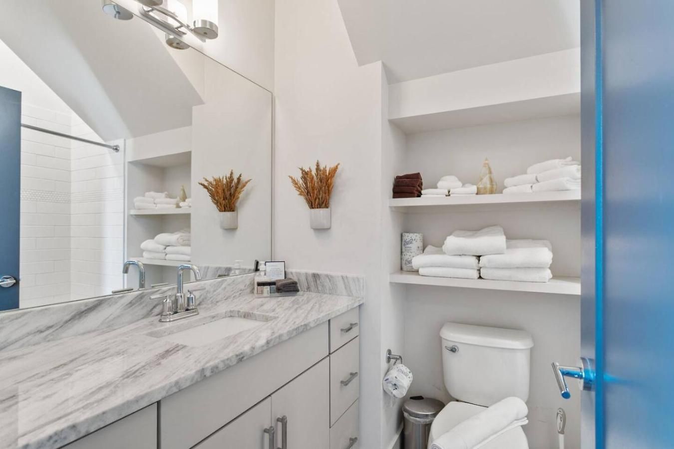 Holiday home East Nash 3Br/3.5Ba | Rooftop Fire Pit + Views *
