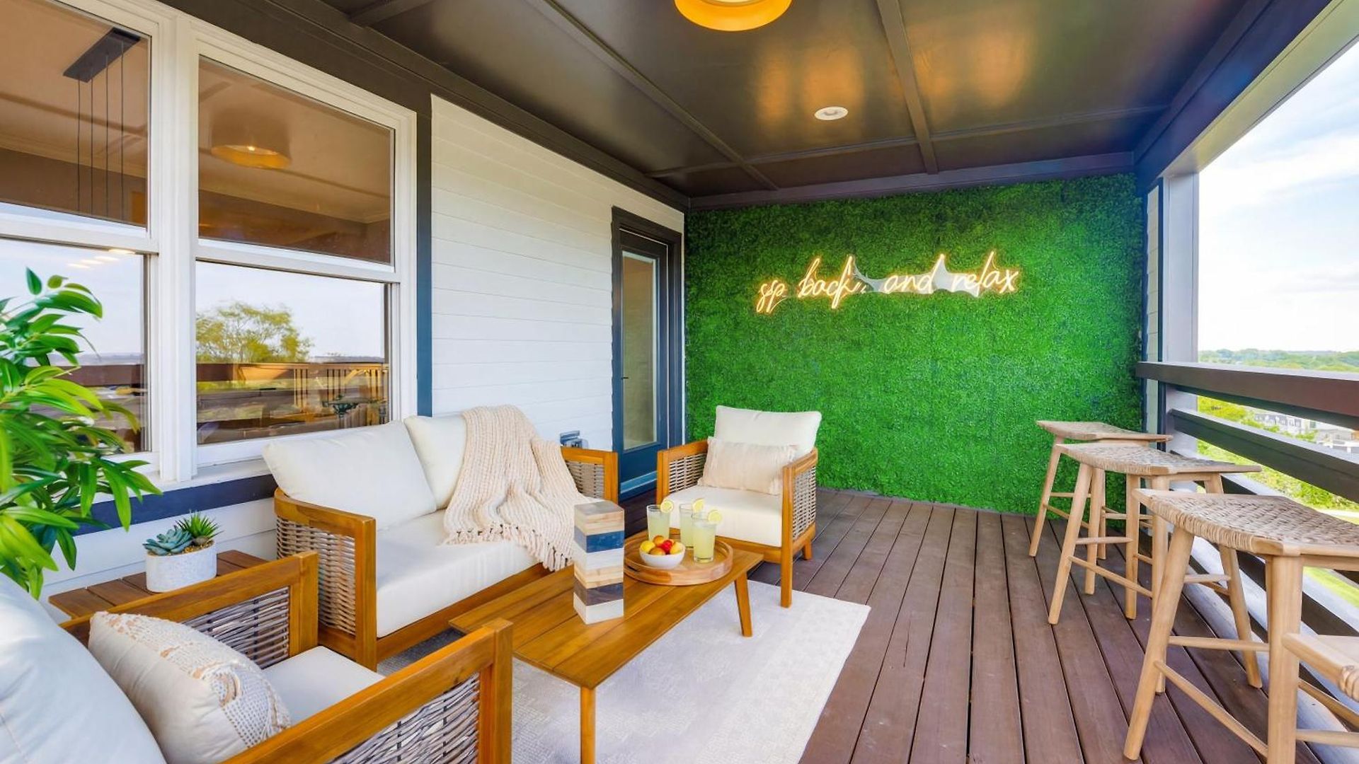 Luxe Pool Hot Tub & Game Downtown Holiday home *