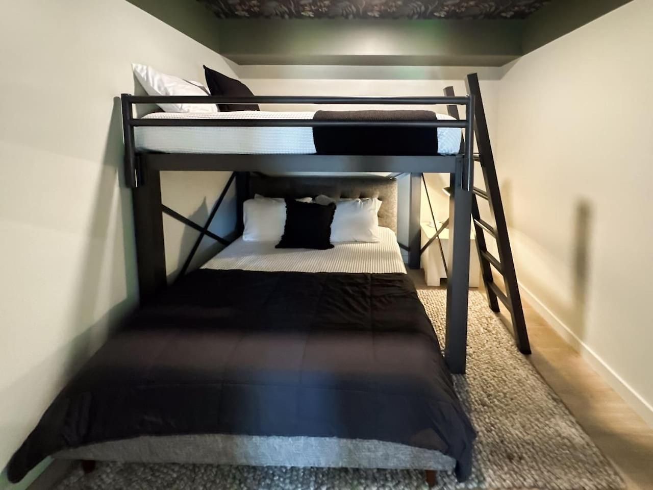 Layla's Downtown Nash Retreat | Walk To Broadway - Pool, Gym, Private Balcony, And More! Holiday home Nashville
