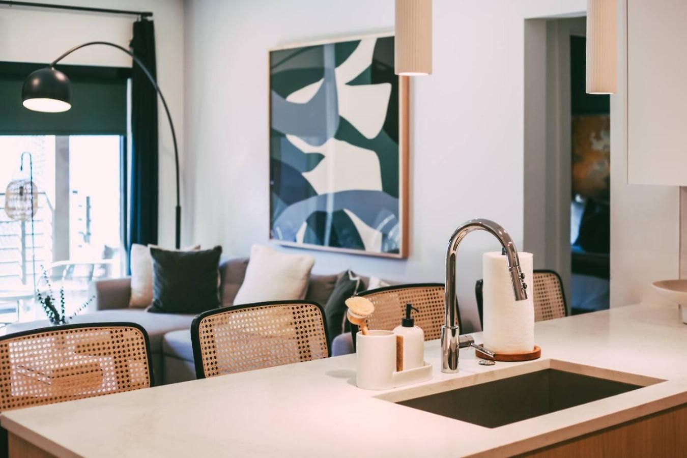 Layla's Downtown Nash Retreat | Walk To Broadway - Pool, Gym, Private Balcony, And More! Holiday home *