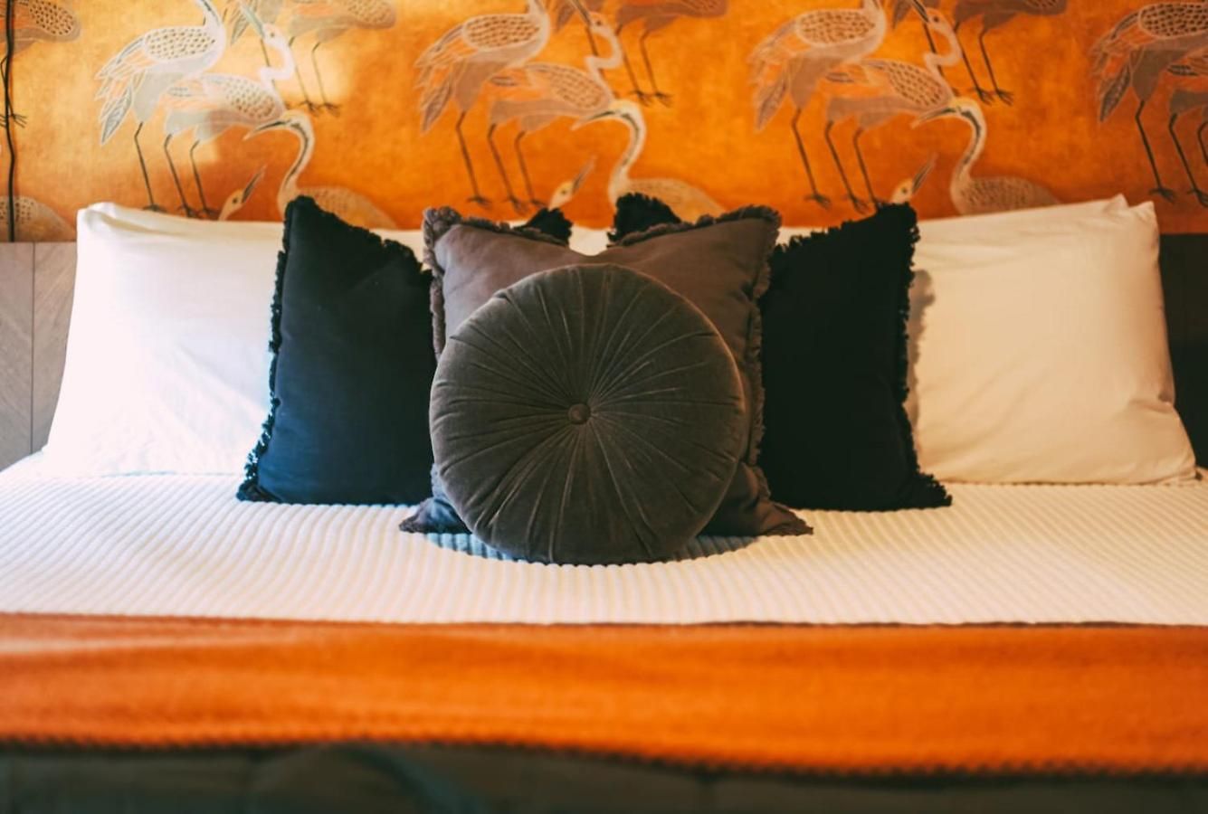 Layla's Downtown Nash Retreat | Walk To Broadway - Pool, Gym, Private Balcony, And More! Holiday home