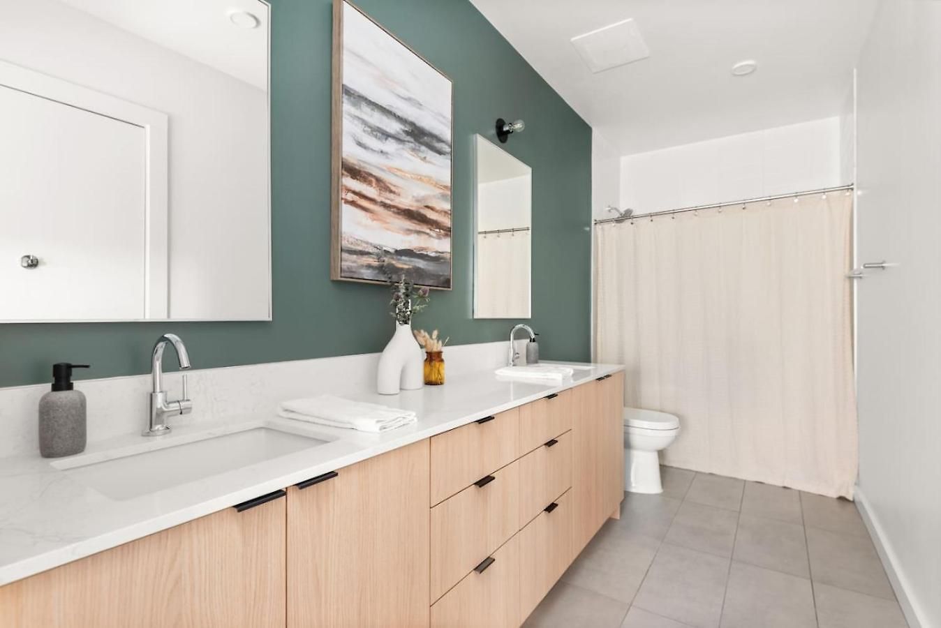 Layla's Downtown Nash Retreat | Walk To Broadway - Pool, Gym, Private Balcony, And More! Nashville