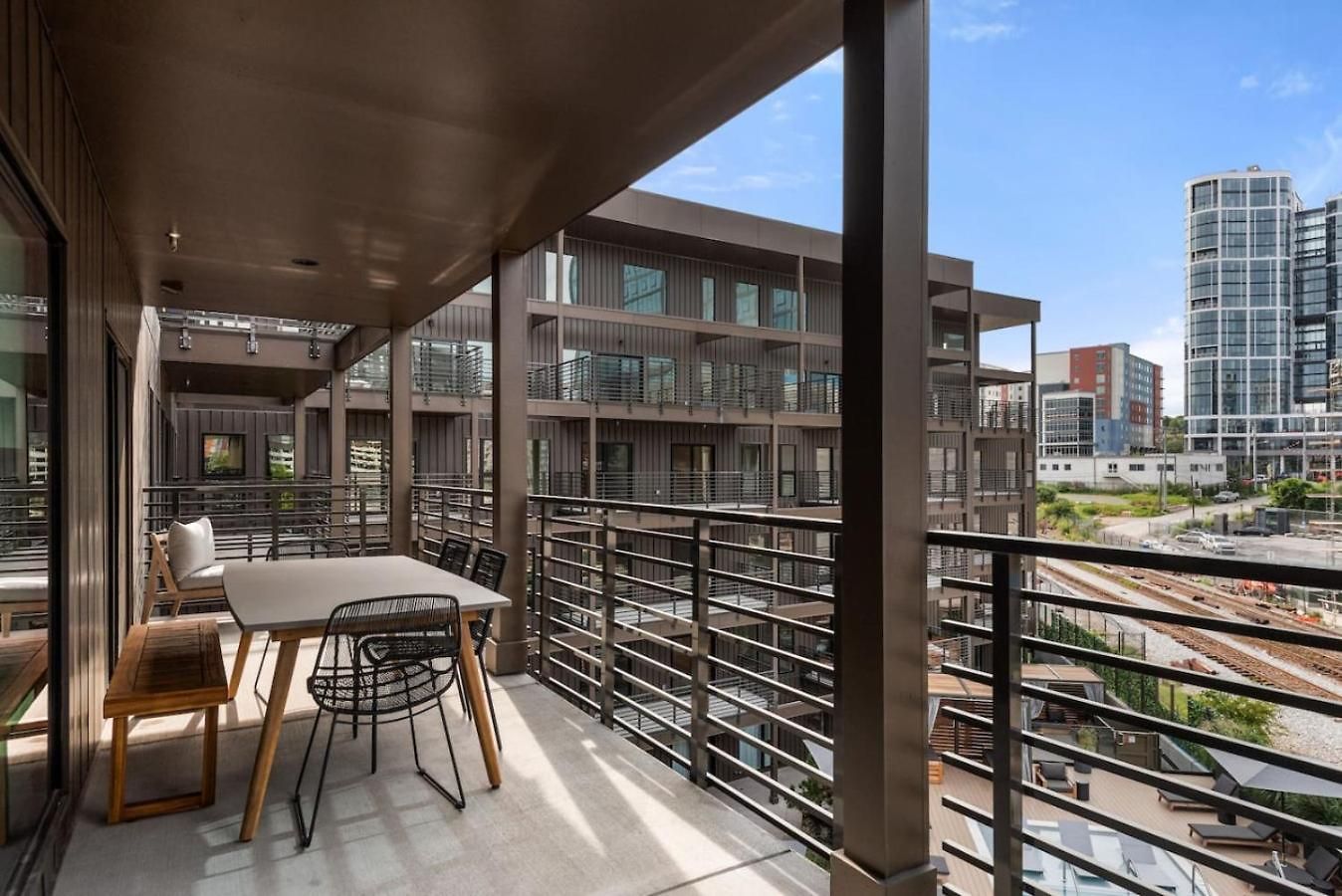 Layla's Downtown Nash Retreat | Walk To Broadway - Pool, Gym, Private Balcony, And More! Holiday home