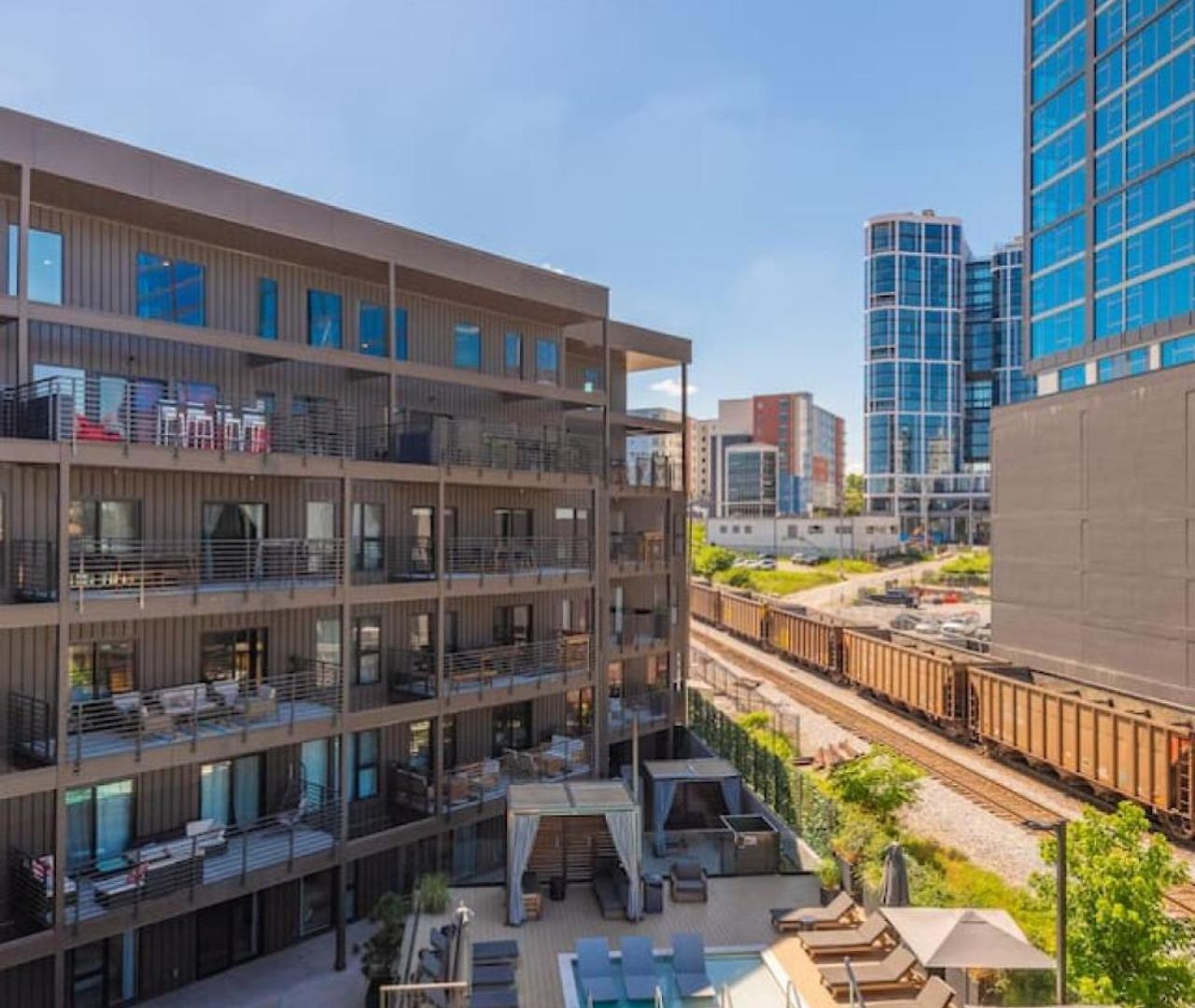 Layla's Downtown Nash Retreat | Walk To Broadway - Pool, Gym, Private Balcony, And More! Holiday home Nashville