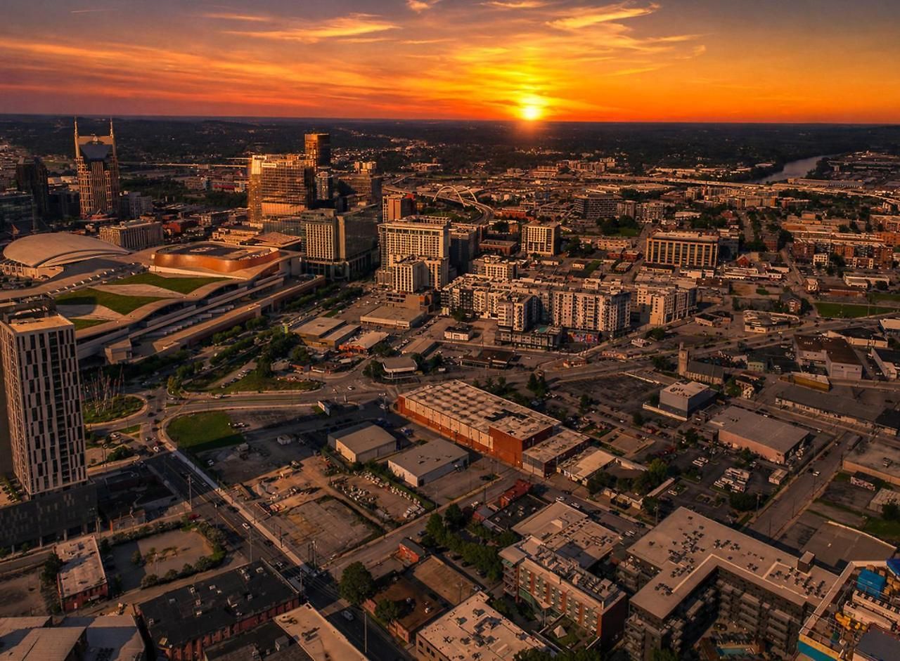 Holiday home Layla's Downtown Nash Retreat | Walk To Broadway - Pool, Gym, Private Balcony, And More! *