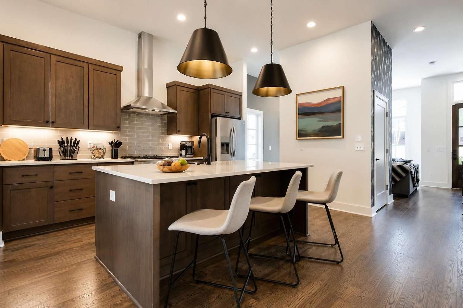 2 West End Homes Minutes To Broadway Holiday home *