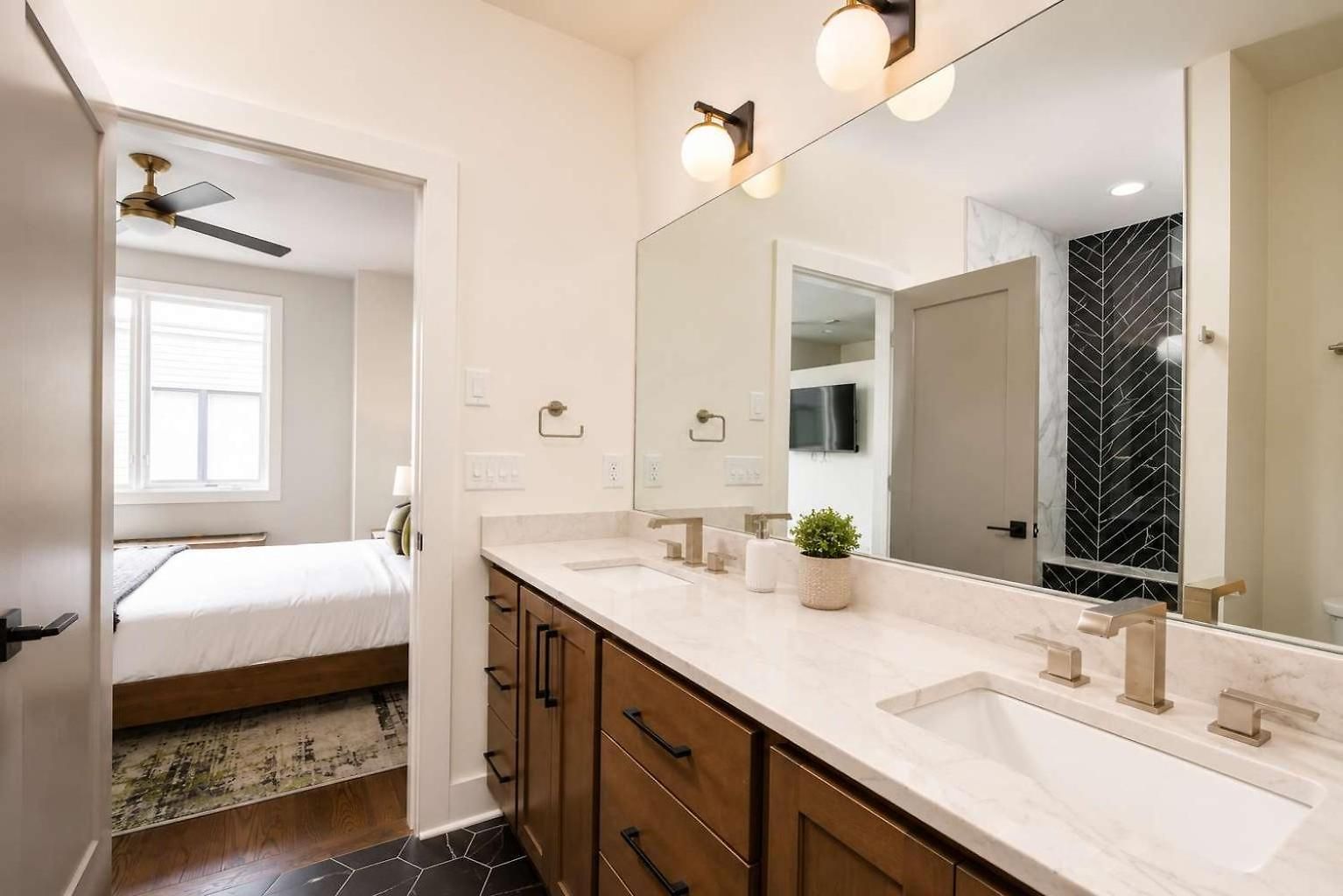 Stylish West End With Rooftop & Patio Holiday home *