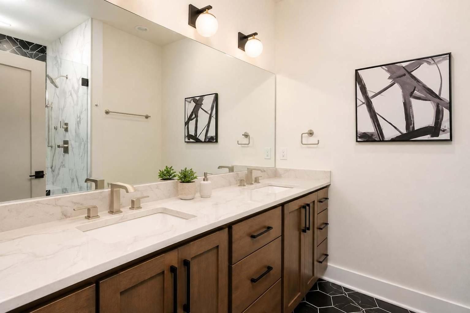 Stylish West End With Rooftop & Patio