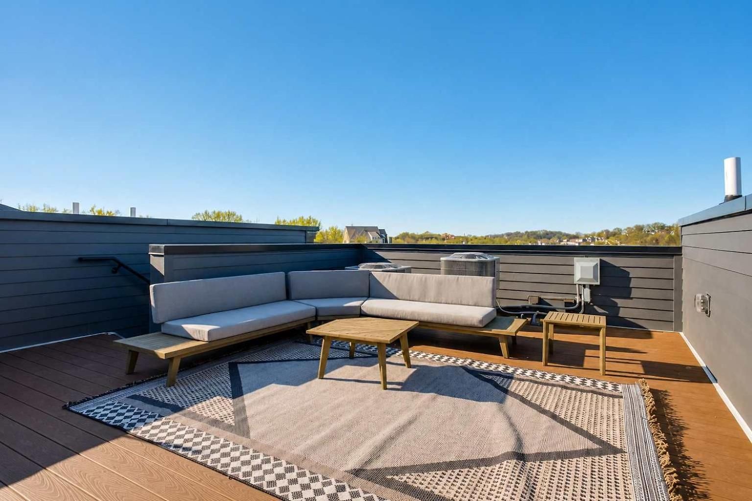 West End Getaway Balcony Near Broadway Holiday home *