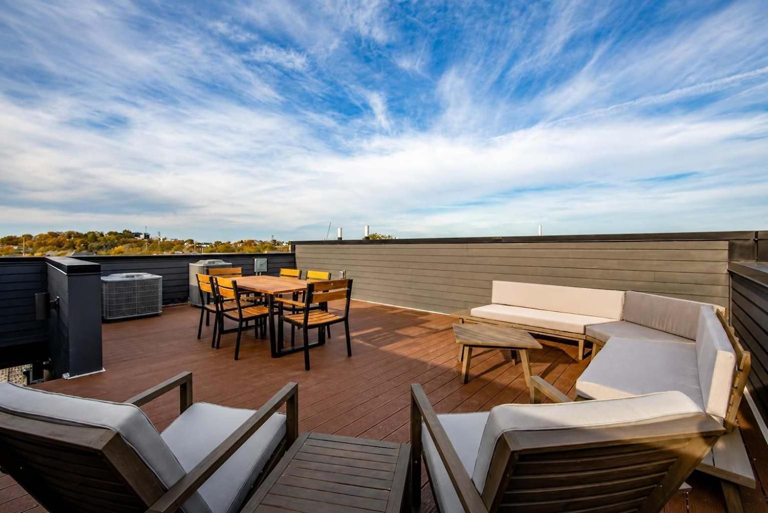 Stylish West End With Rooftop & Patio Holiday home