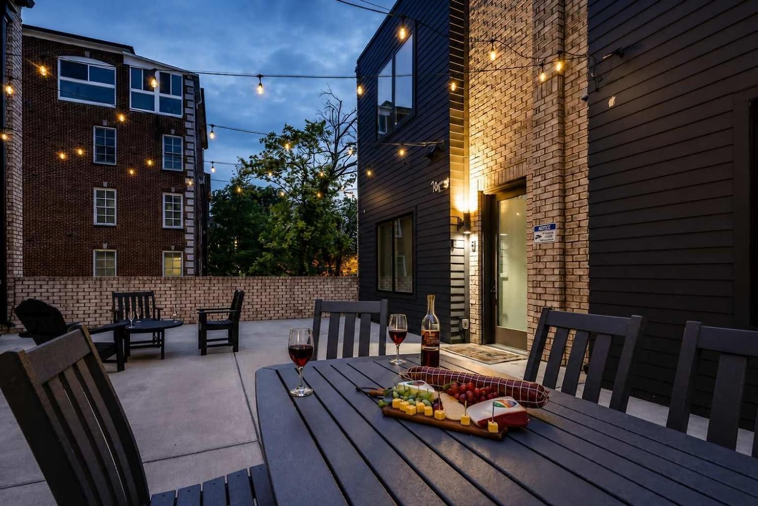 Stylish West End With Rooftop & Patio Nashville