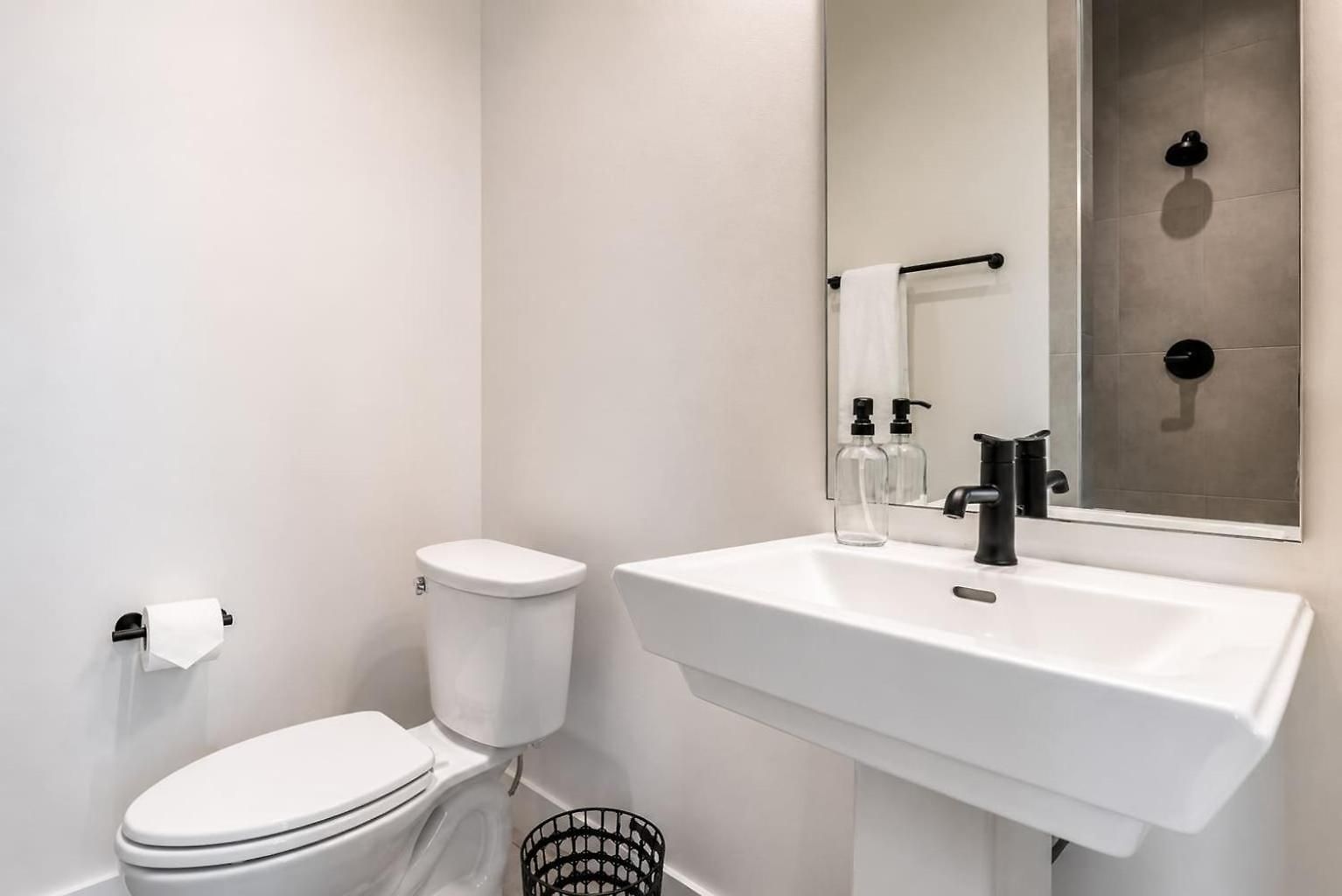 2 New Homes Near Vandy & 3 Min To Bars Holiday home Nashville