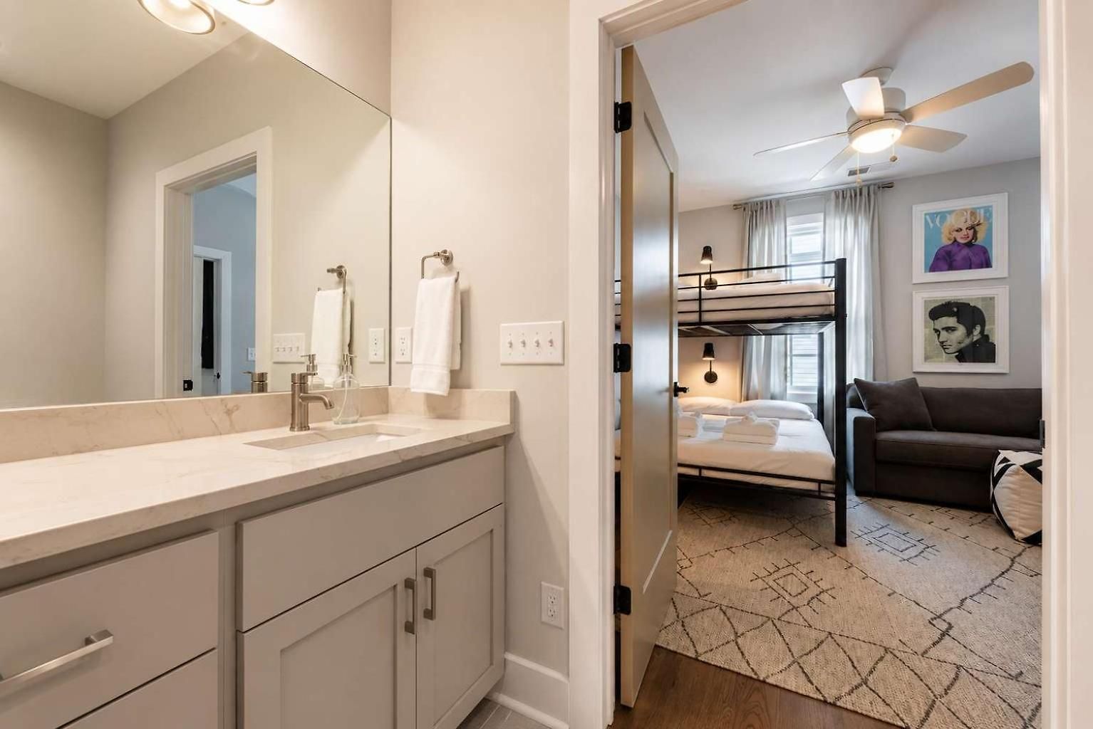 2 New Homes Near Vandy & 3 Min To Bars Holiday home