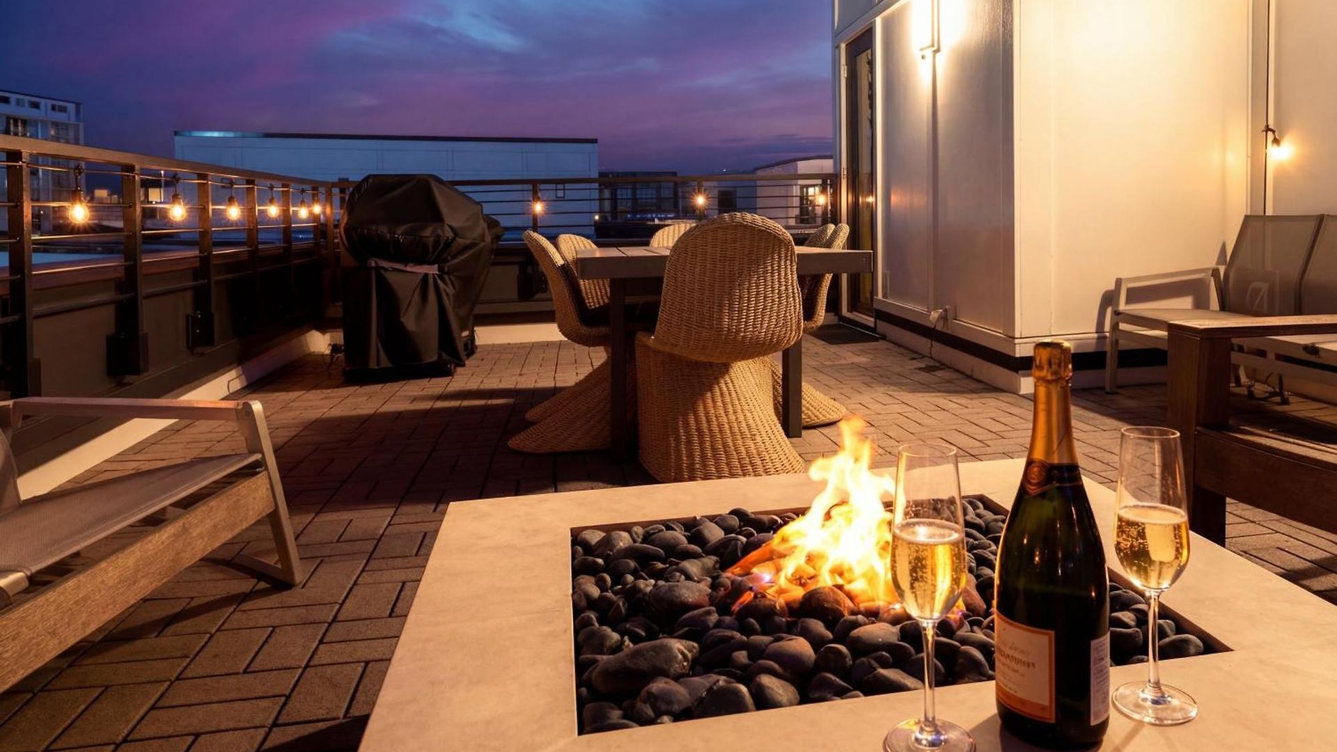 Luxe 4br Retreat With Rooftop Fire Pit & Garage *