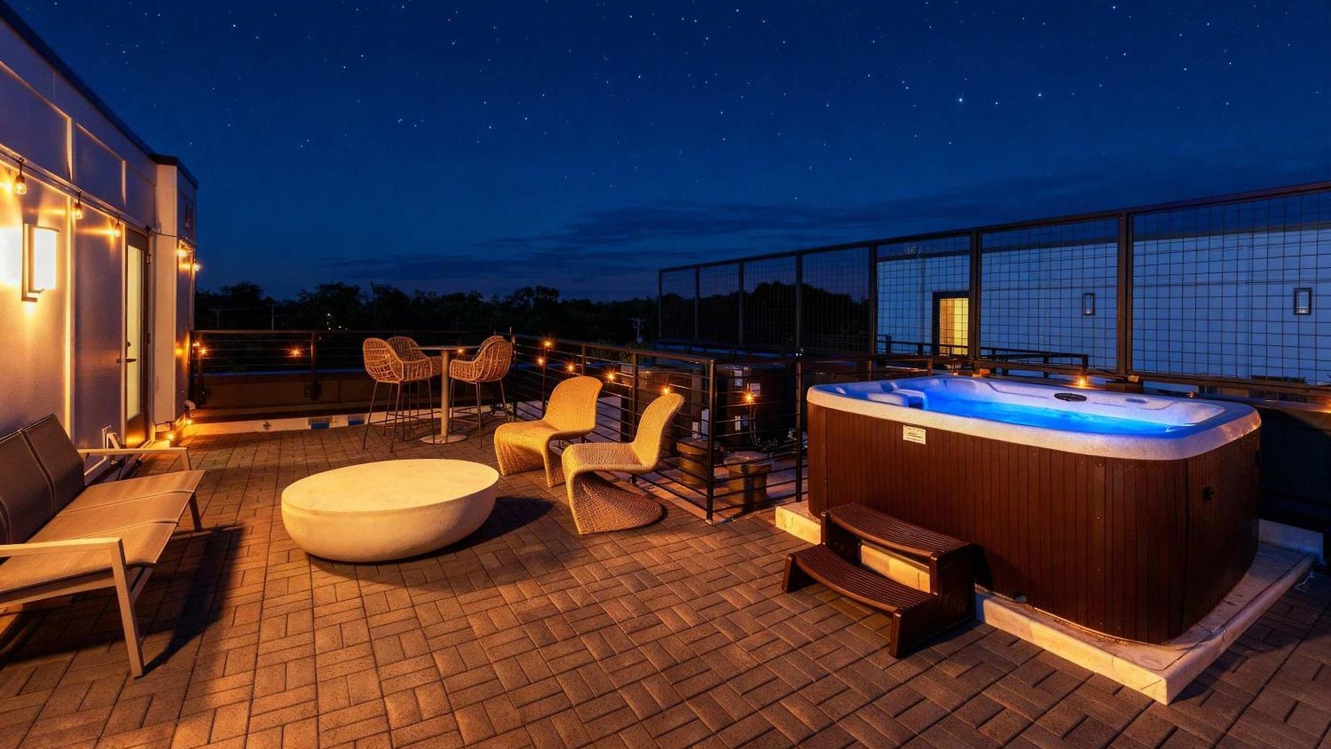Rooftop Hot Tub & Skyline Views Near Broadway Holiday home