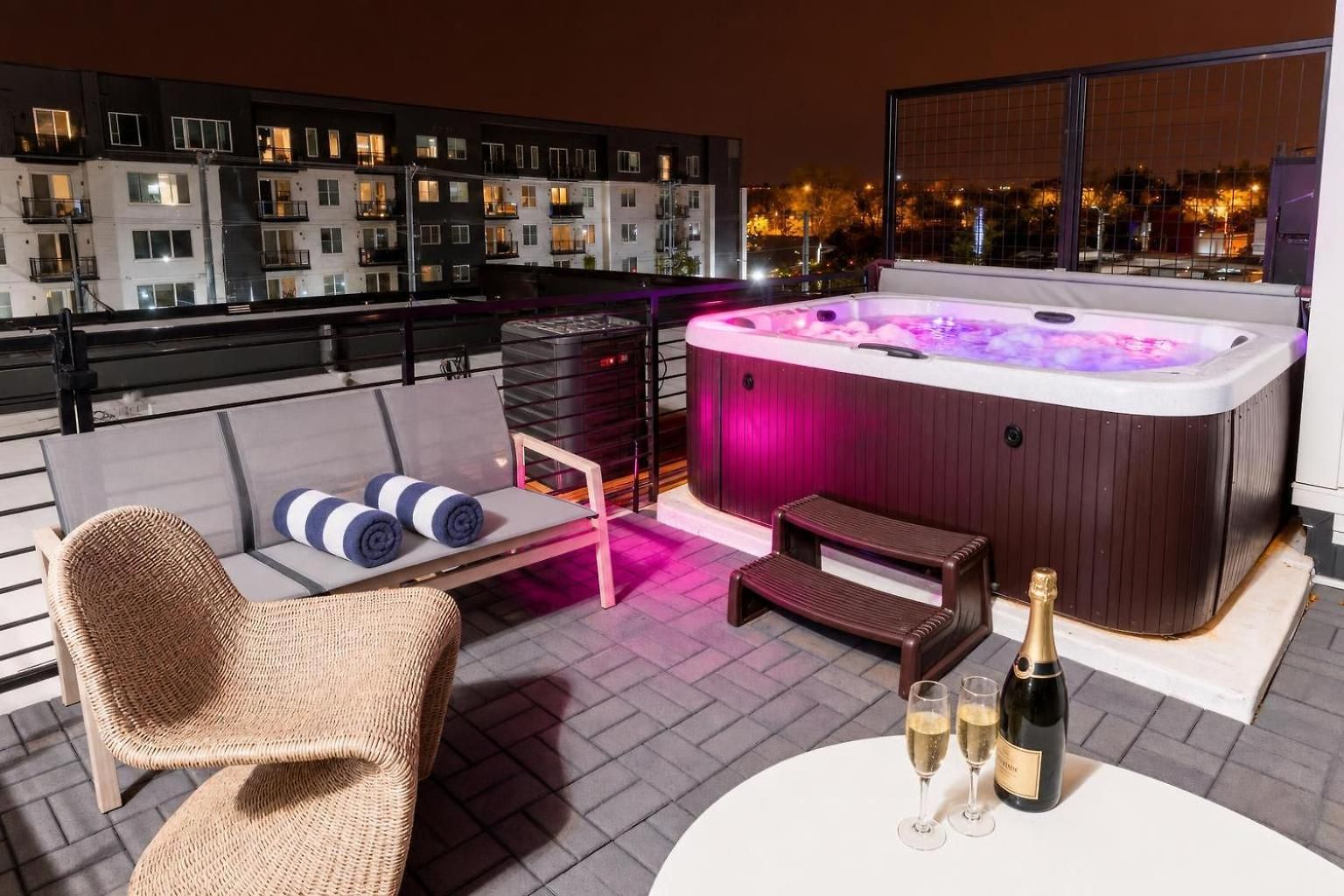 Luxe 4br Retreat With Hot Tub & Skyline Deck Holiday home *