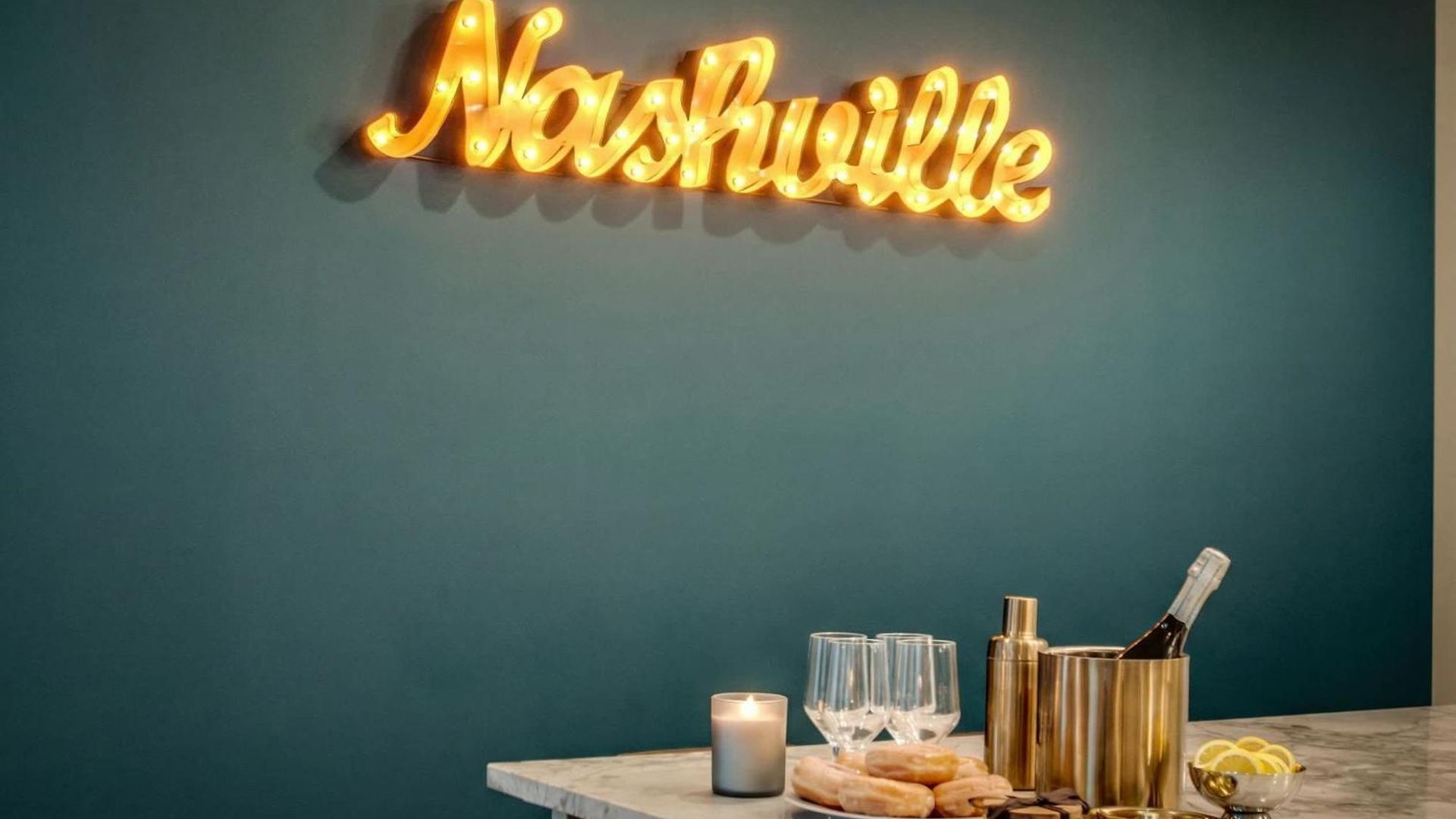 Rooftop Downtown Views - Bluebird Karaoke * Nashville