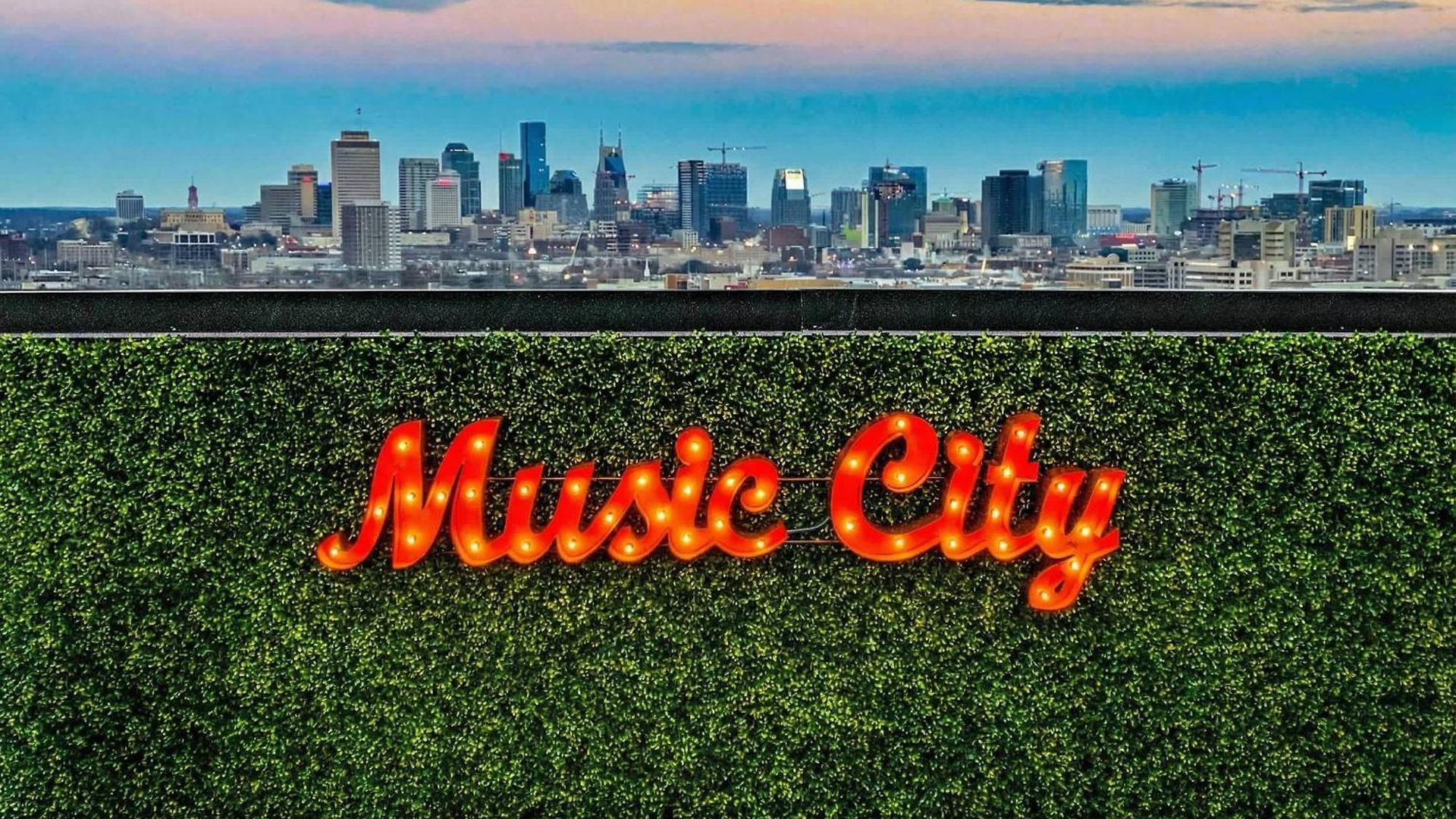 Holiday home Rooftop Downtown Views - Bluebird Karaoke *