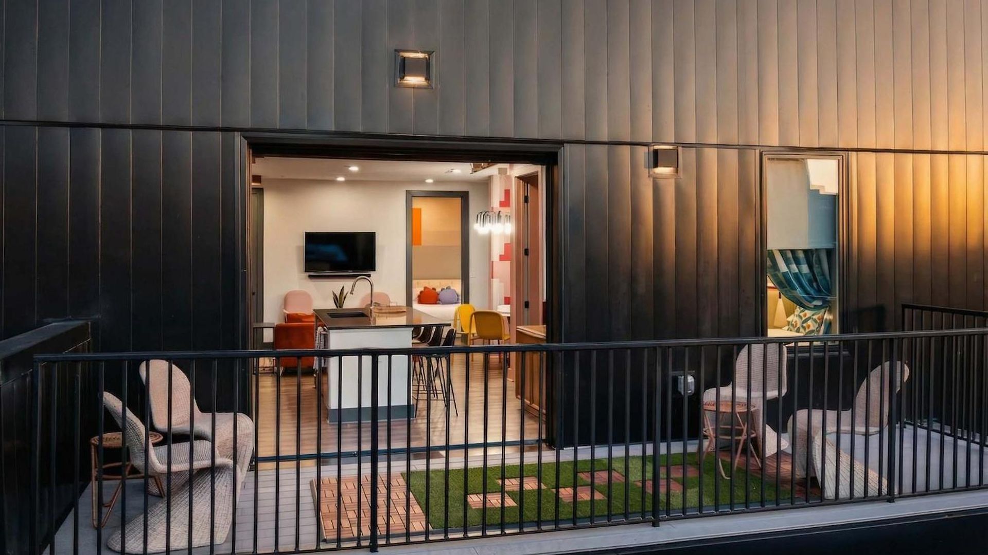Rooftop Deck & Skyline Views Downtown Penthouse Apartment