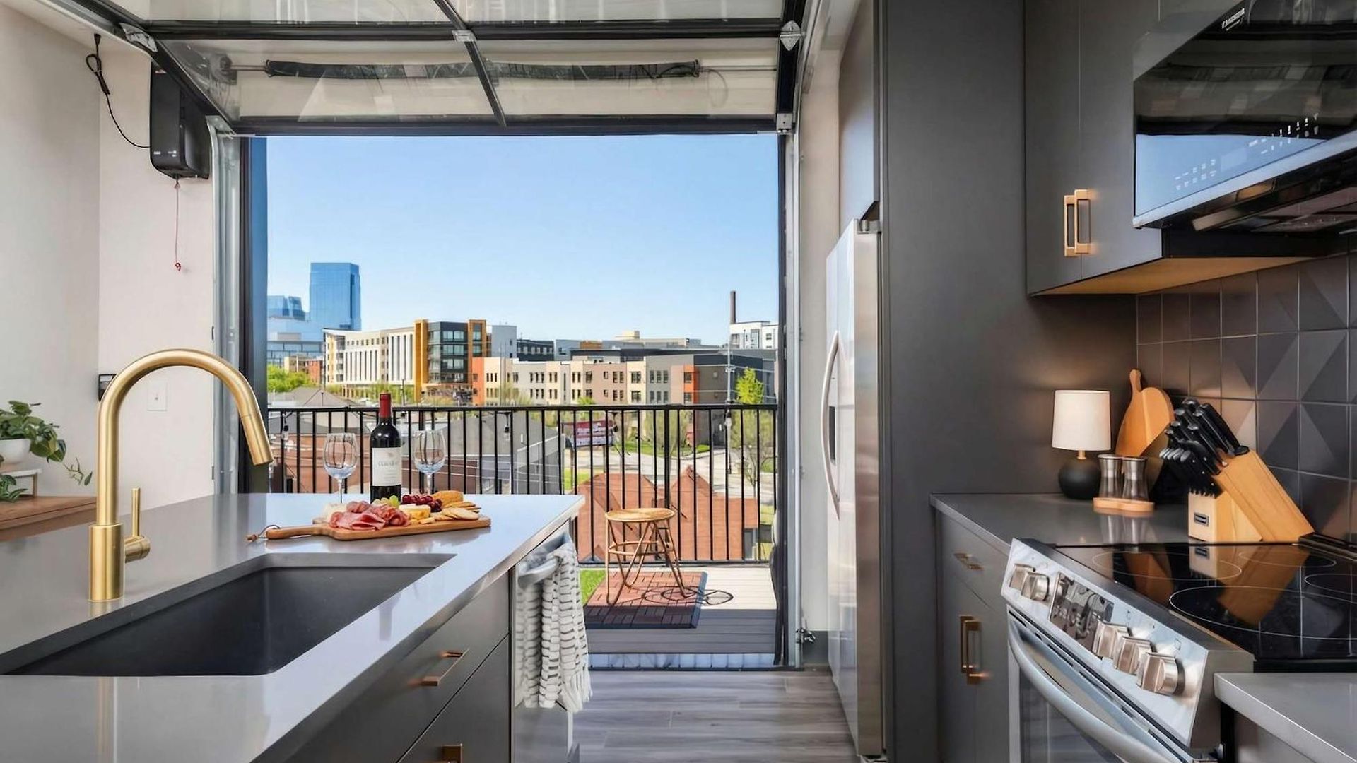 Rooftop Deck & Skyline Views Downtown Penthouse Apartment