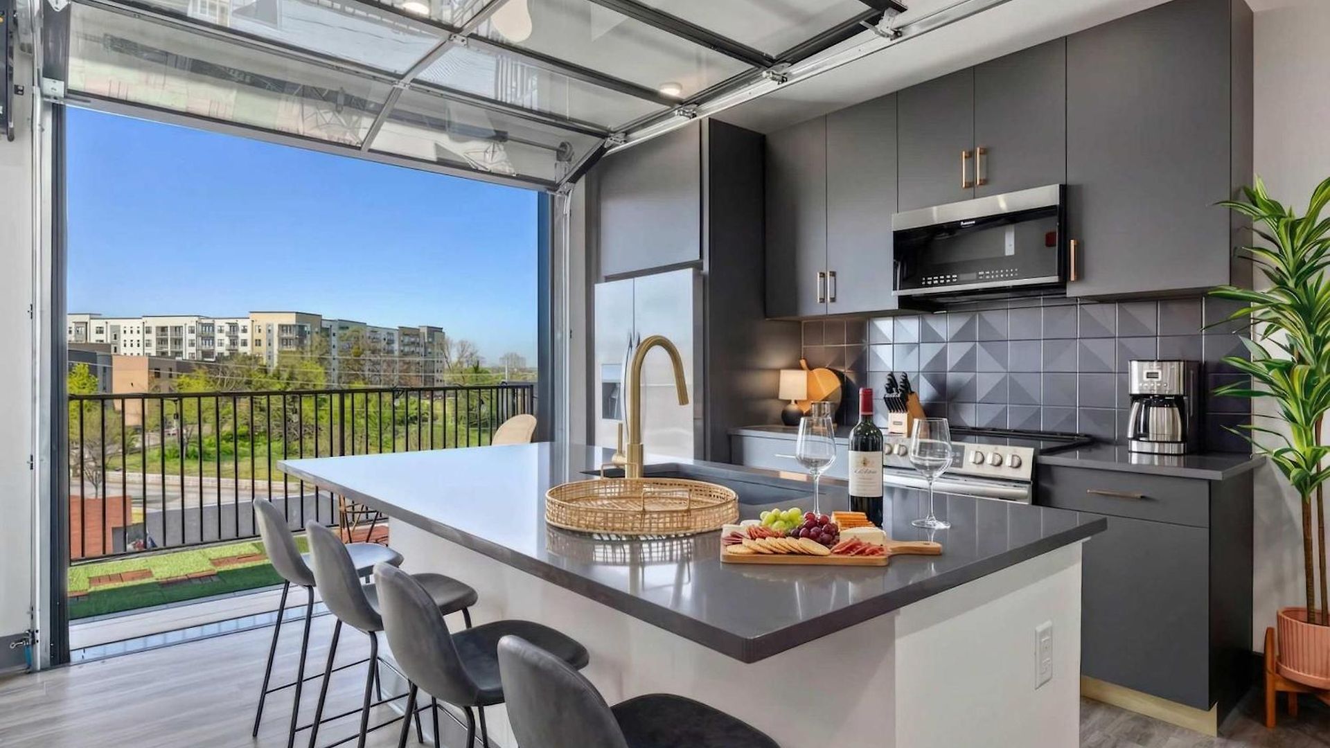 Apartment Rooftop Deck & Skyline Views Downtown Penthouse *
