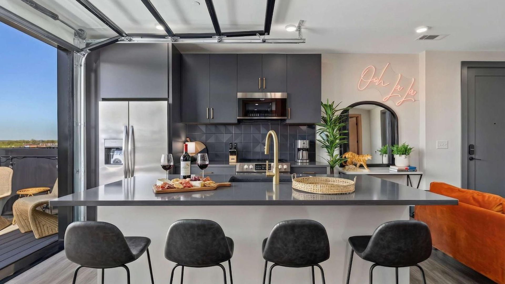 Rooftop Deck & Skyline Views Downtown Penthouse