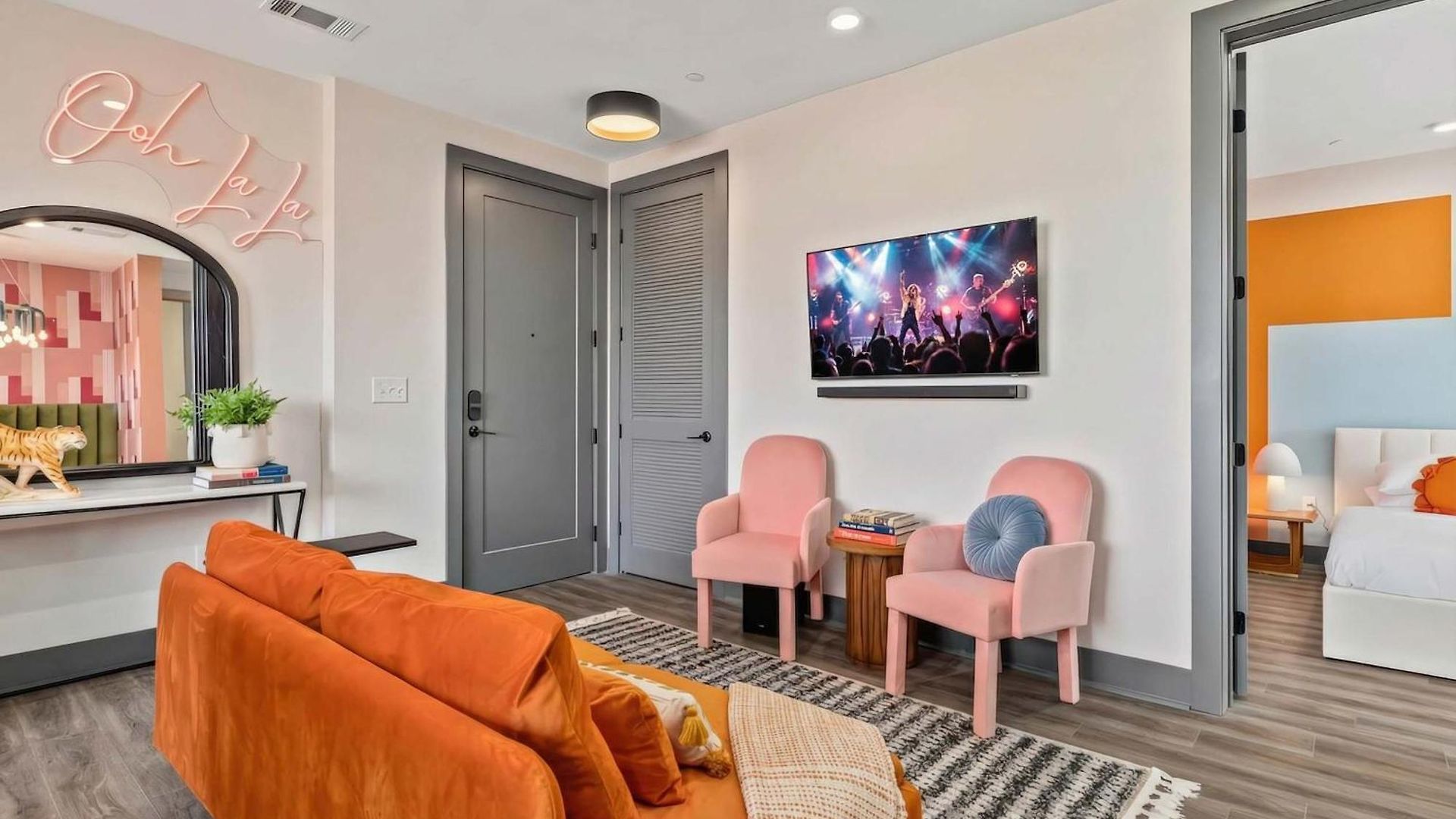 Apartment Rooftop Deck & Skyline Views Downtown Penthouse *