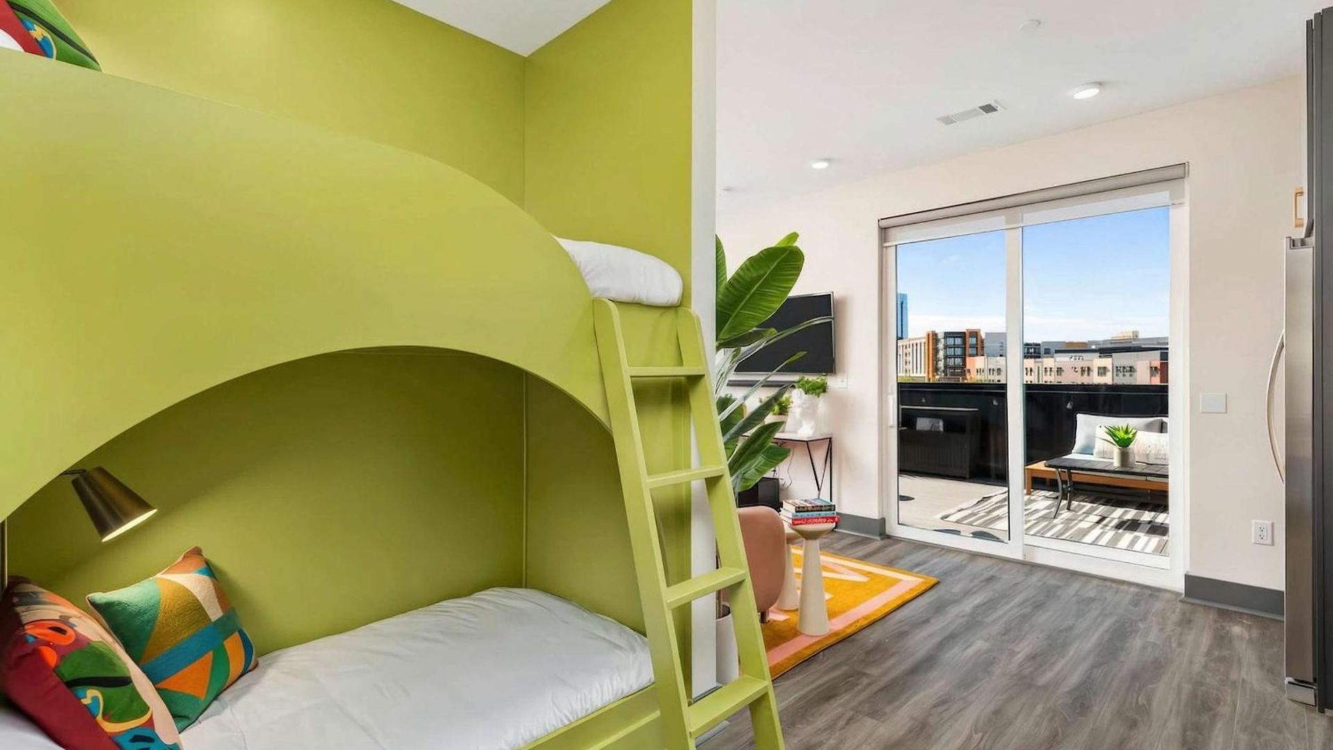Bright Side - Penthouse & Rooftop Deck - Downtown Views Apartment *