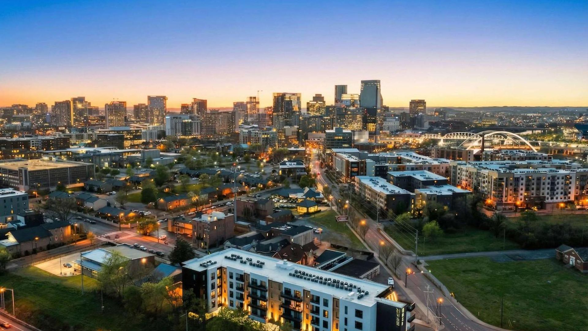 Bright Side - Penthouse & Rooftop Deck - Downtown Views Apartment Nashville