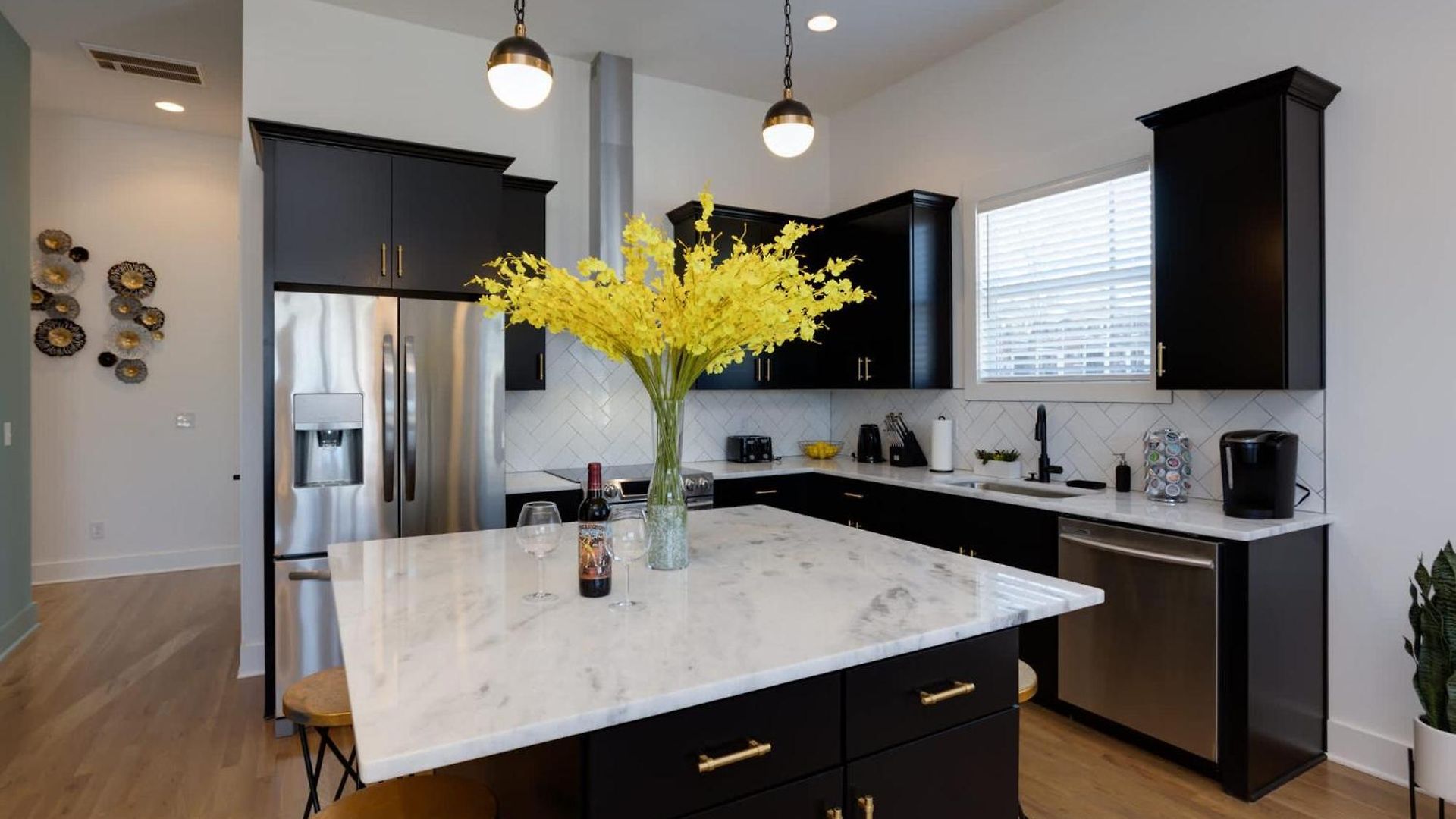 Holiday home 4br Getaway For 12 W Balcony Mins To Broadway