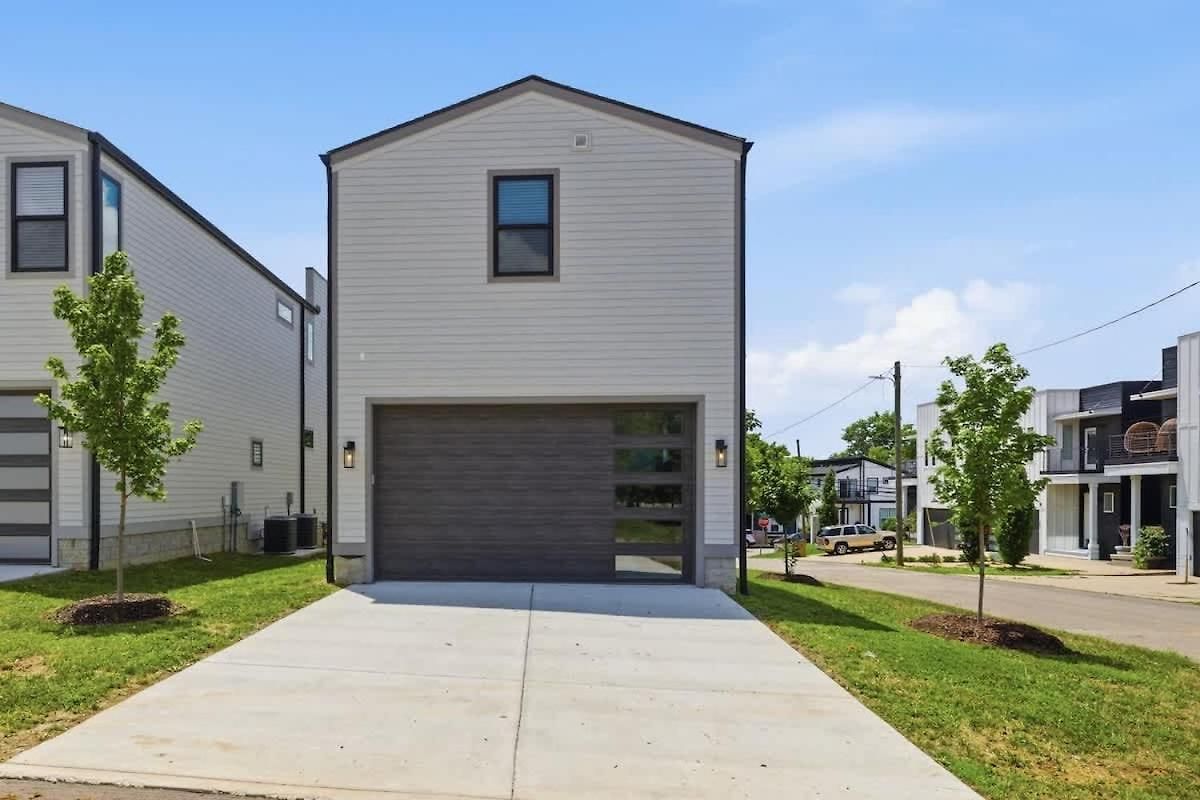 Executive Mid Term - Office And Garage *