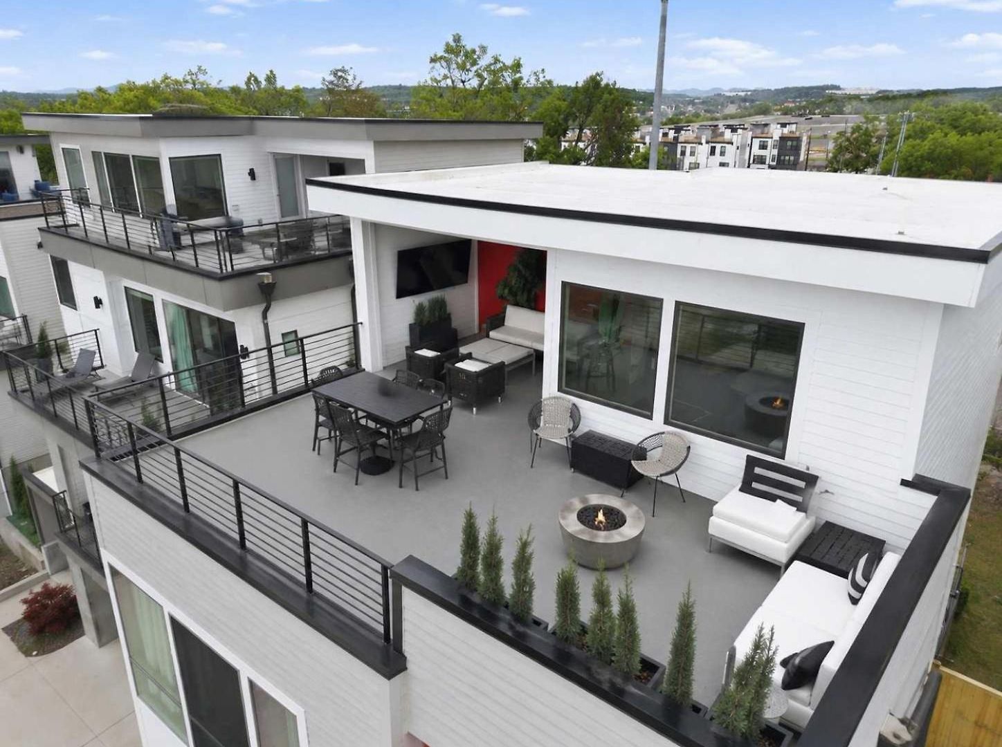 Elevated Luxury Skyline Views Near Broadway Holiday home *